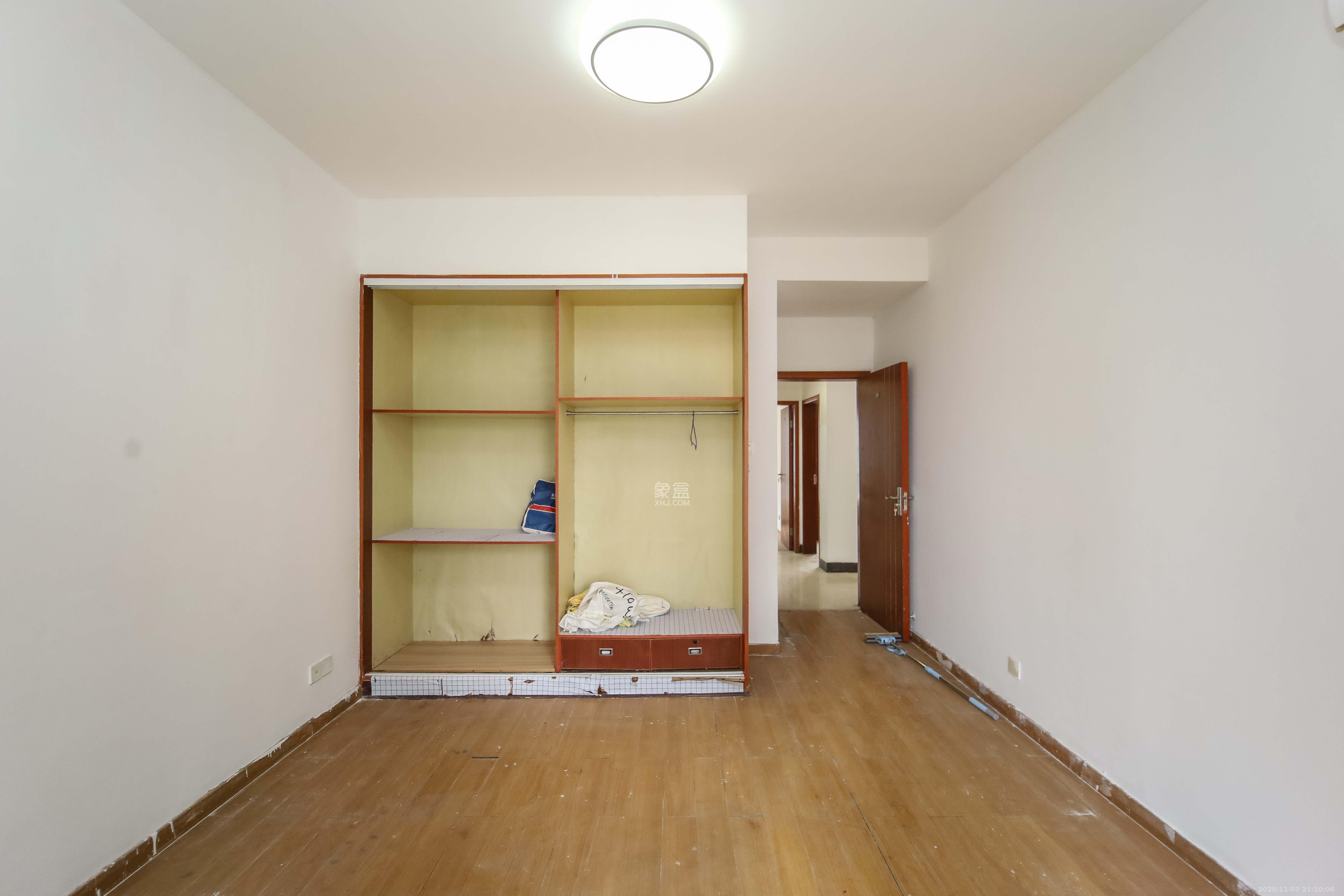 银港水晶城 3室2厅2卫 99.8万 银港水晶城 3室2厅2卫 99.8万卧室