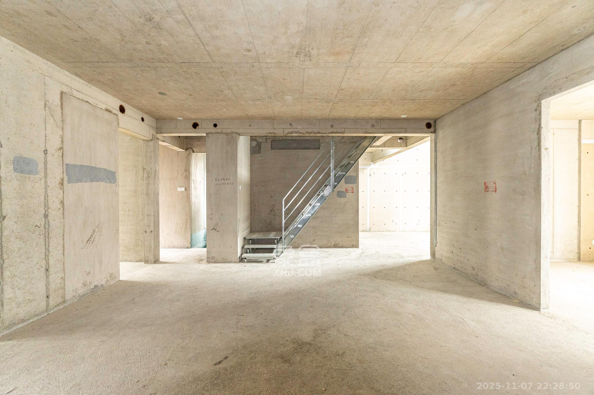 和顺府 5室2厅3卫 138.0万 和顺府 5室2厅3卫 138.0万客厅