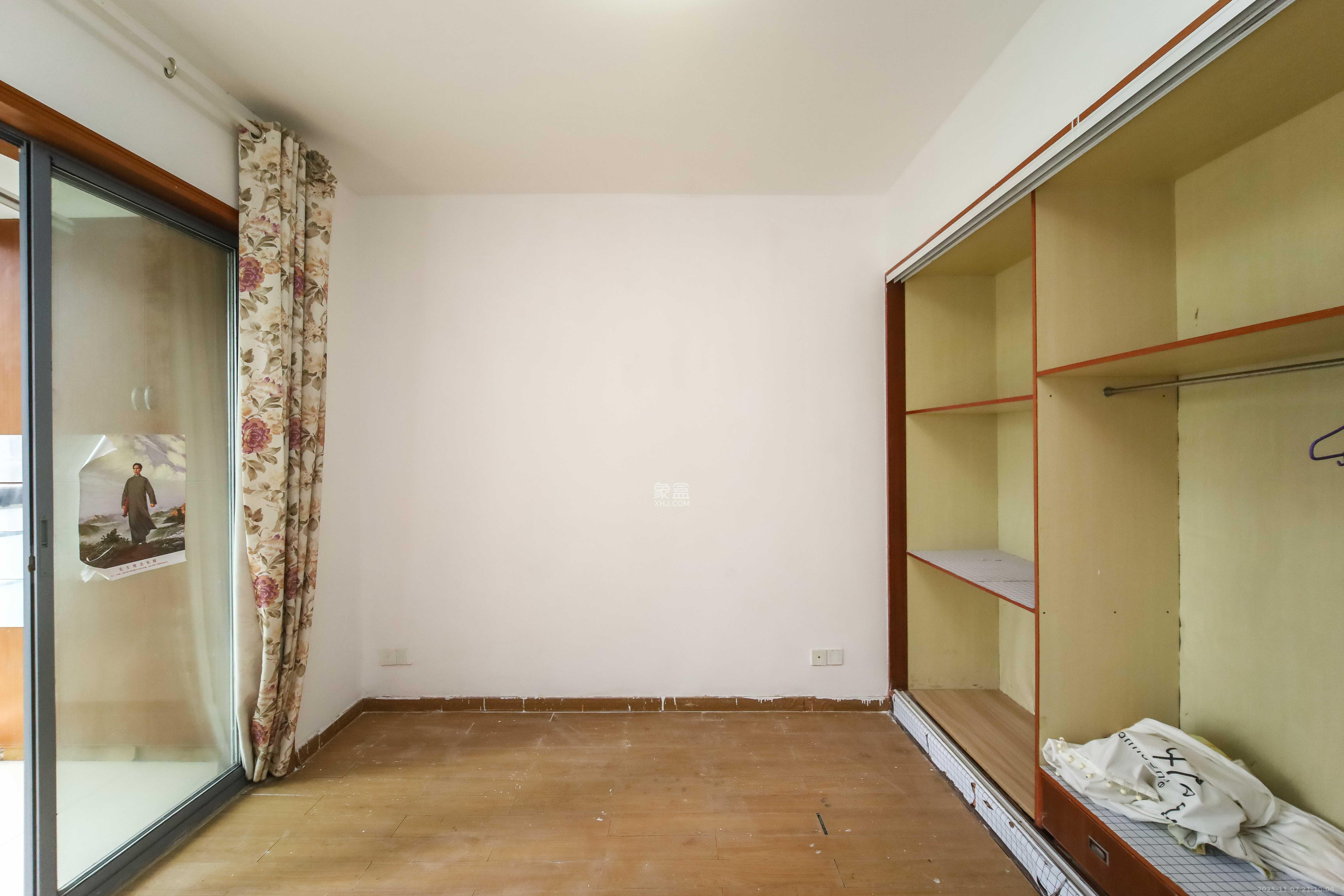 银港水晶城 3室2厅2卫 99.8万 银港水晶城 3室2厅2卫 99.8万卧室