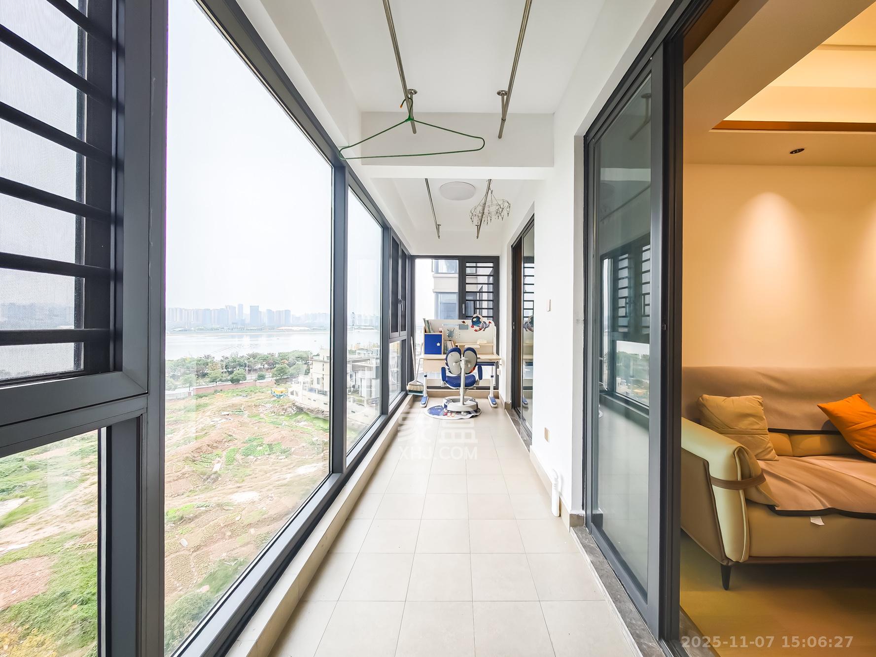 长沙万境潇湘  3室2厅2卫    137.0万阳台