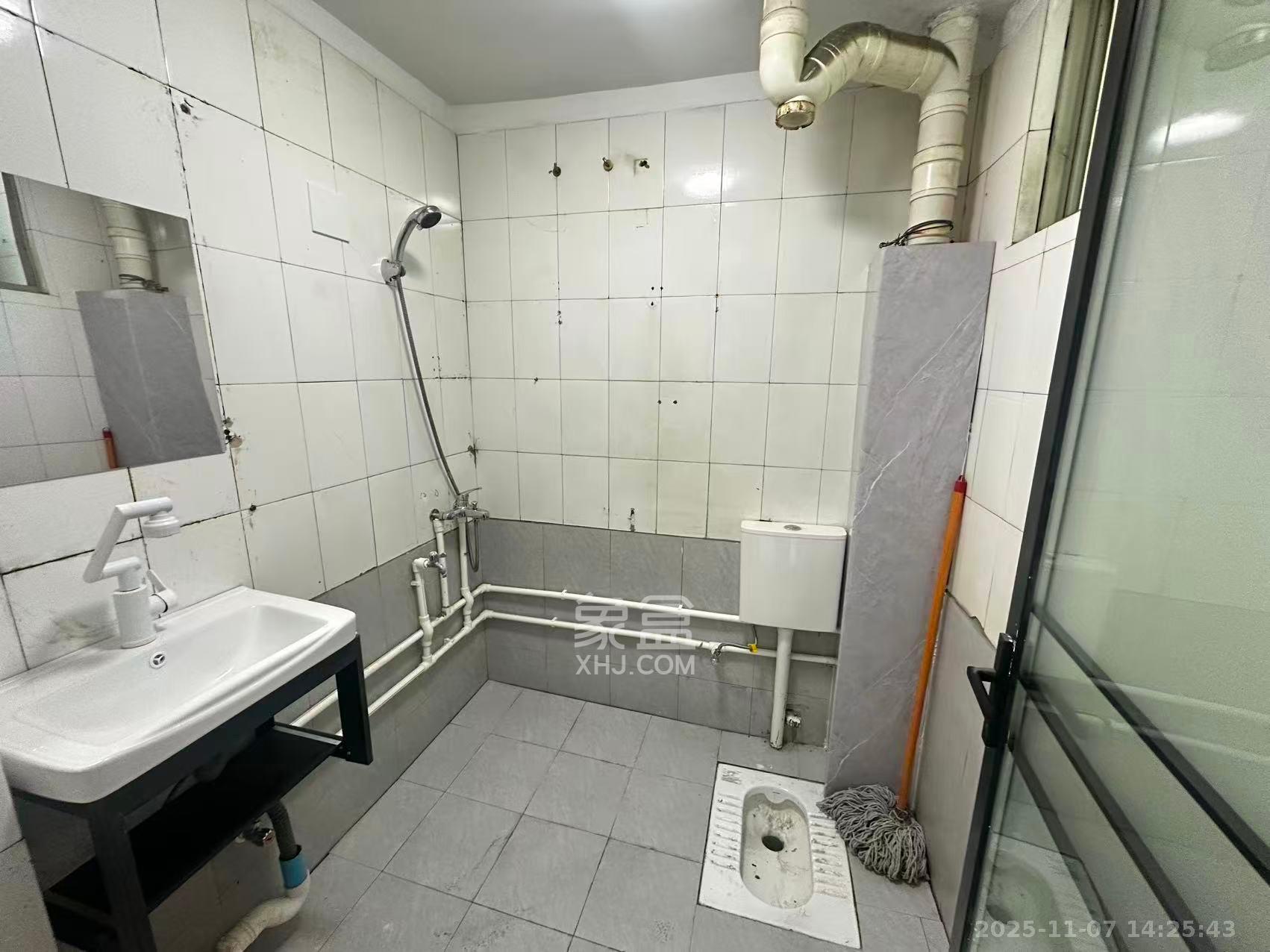 中南汽车世界  3室2厅2卫    1300.0元/月室内图