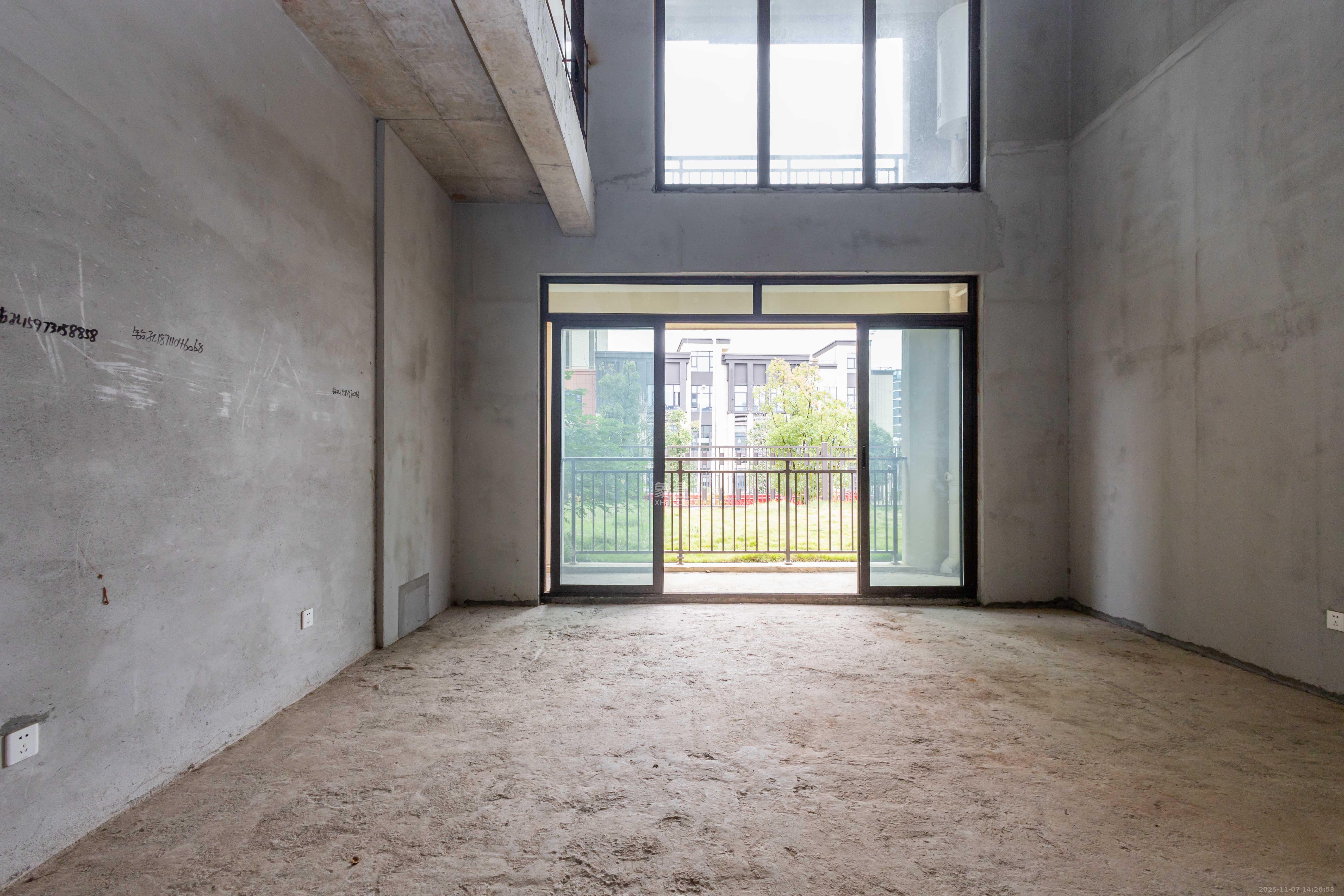 湘域芯城二期  4室2厅2卫    380.0万客厅