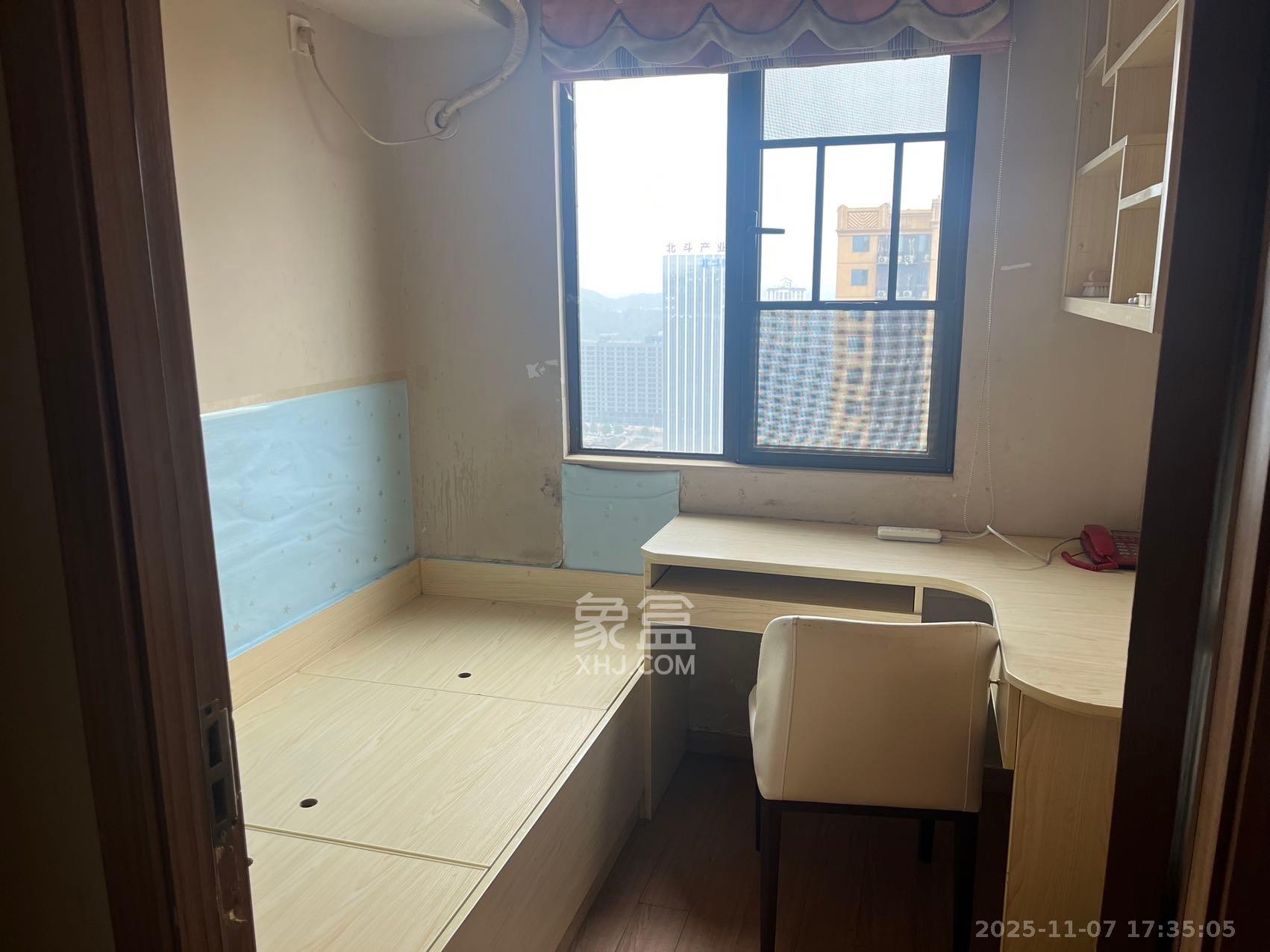 麓谷小镇 3室2厅1卫 2300.0元/月 麓谷小镇 3室2厅1卫 2300.0元/月室内图