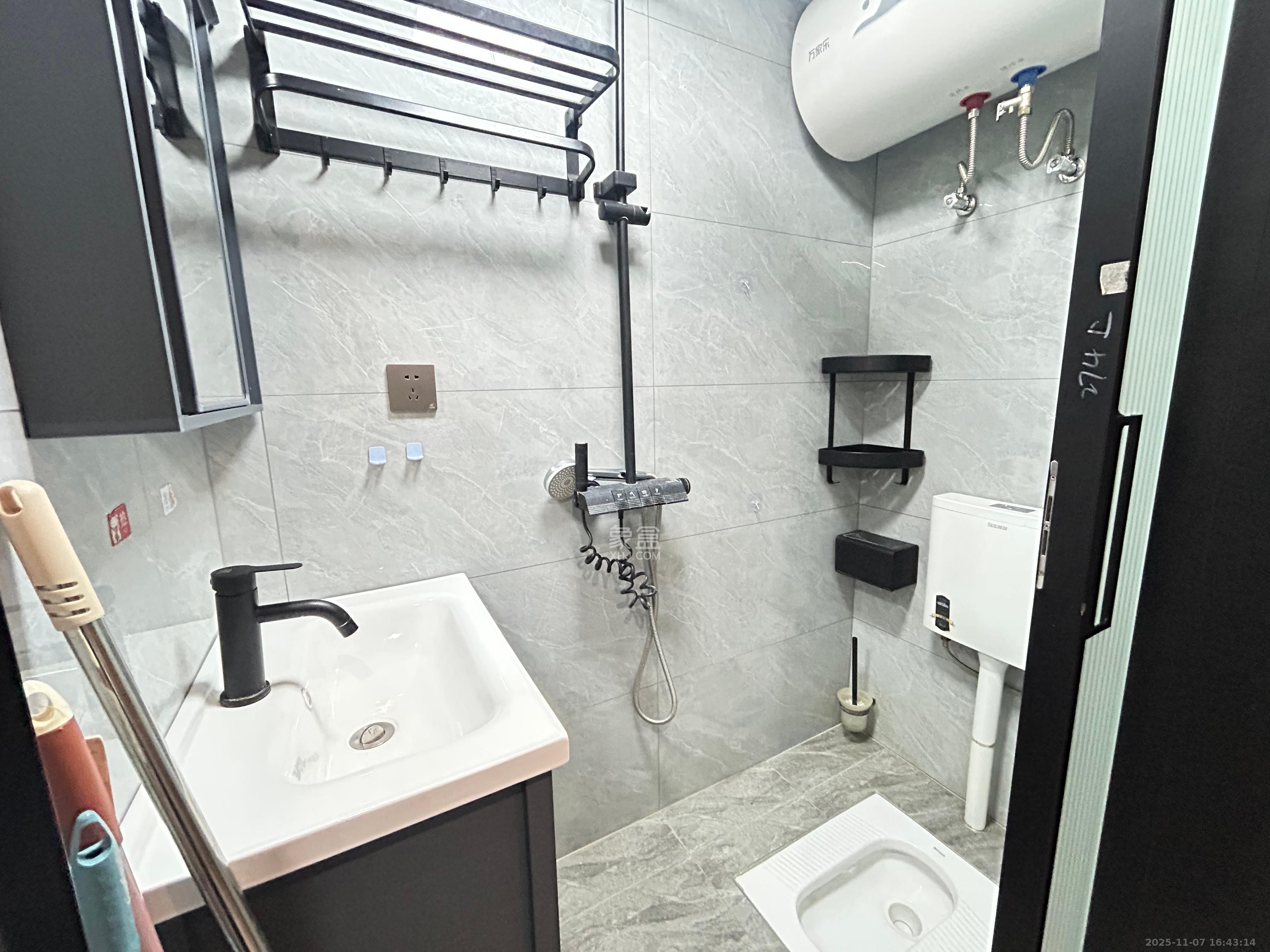 保利天禧EF区  1室1厅1卫    1650.0元/月室内图