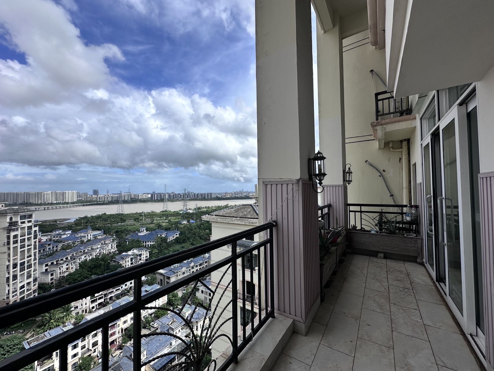 翡翠水城（住宅）  3室3厅2卫    178.0万客厅