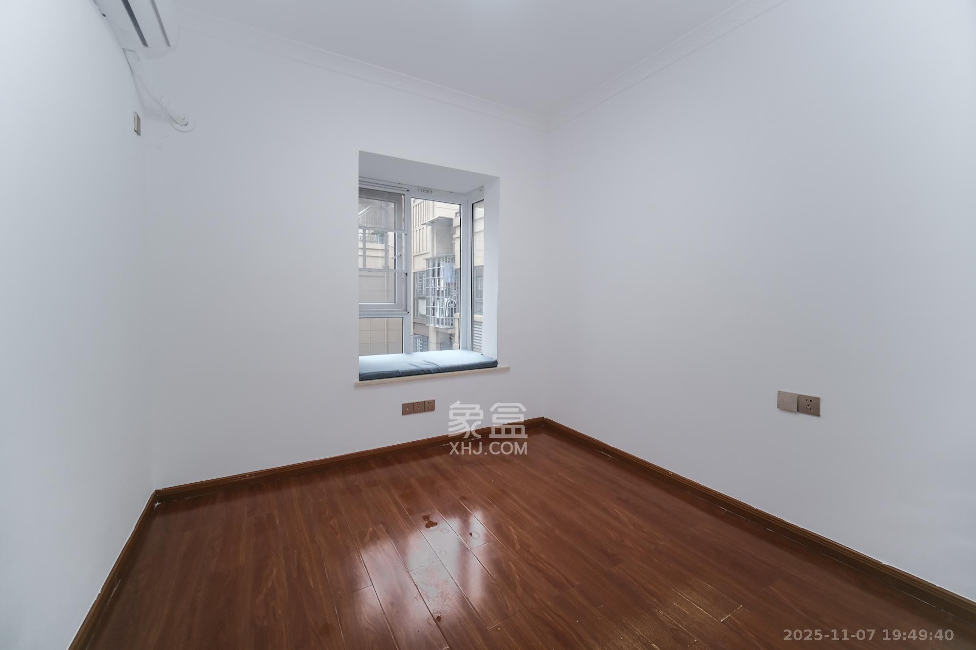 荣盛花语城 3室2厅2卫 65.0万 荣盛花语城 3室2厅2卫 65.0万卧室