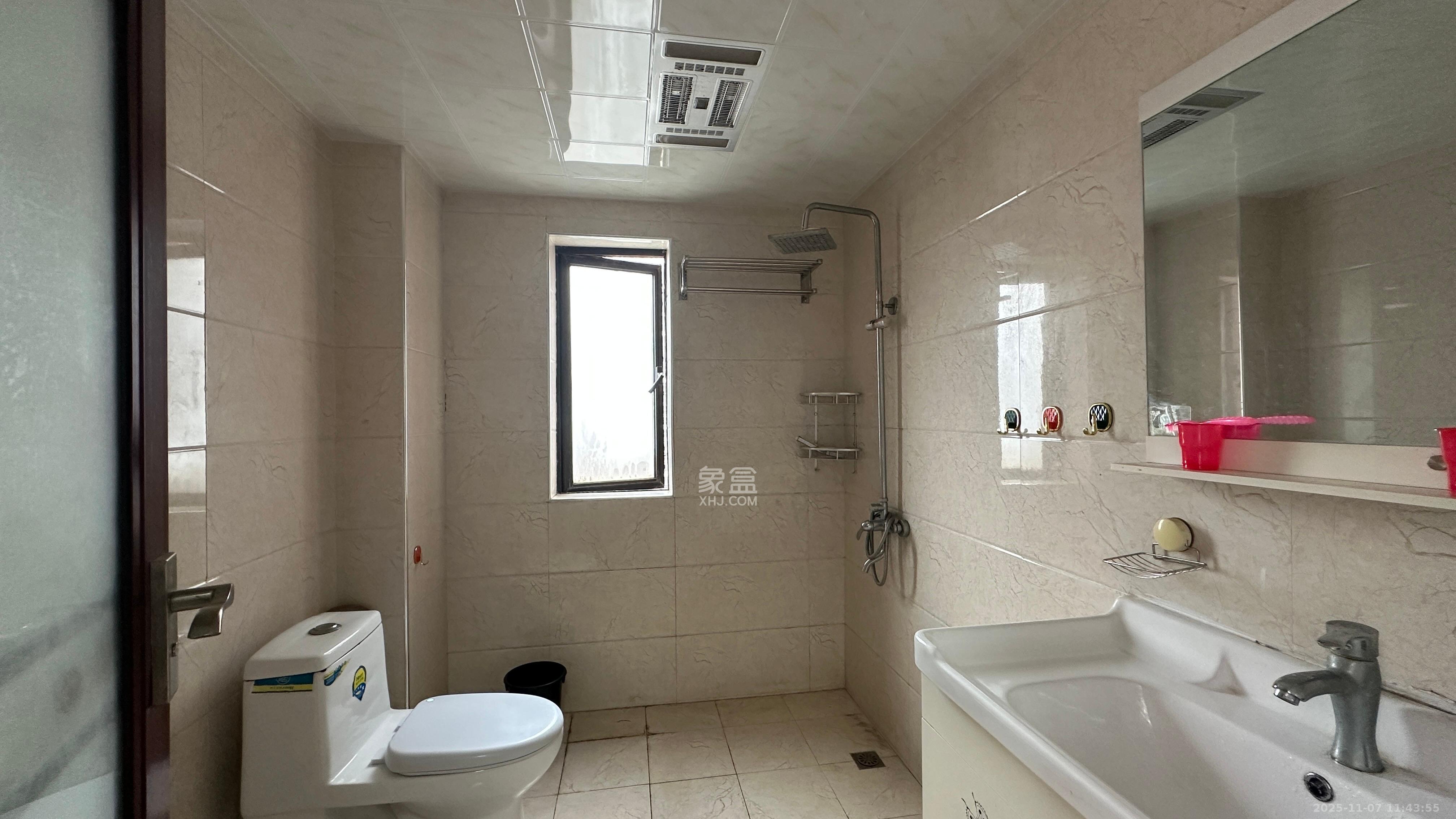 新城国际花都  3室2厅2卫    1800.0元/月室内图