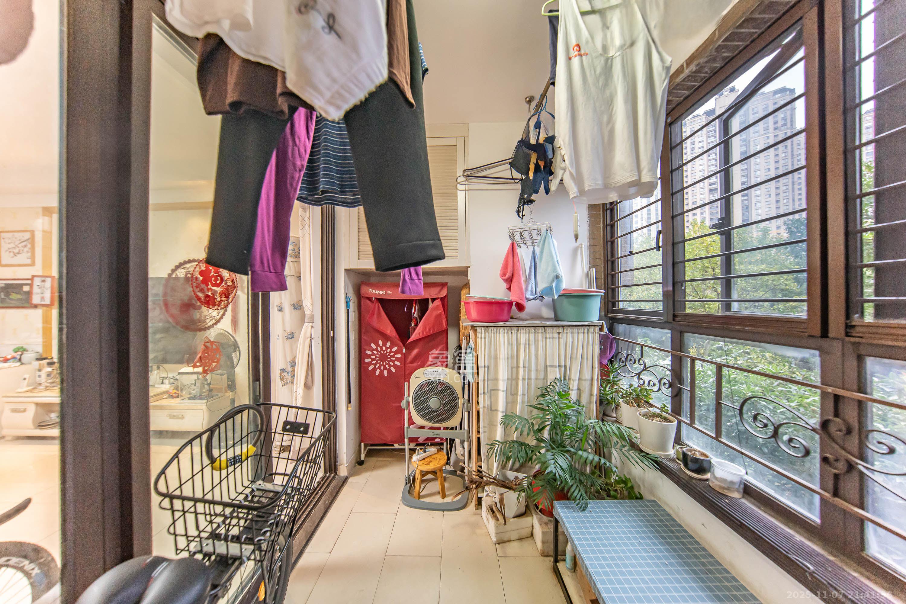 中海国际四期 3室2厅2卫 70.0万 中海国际四期 3室2厅2卫 70.0万阳台