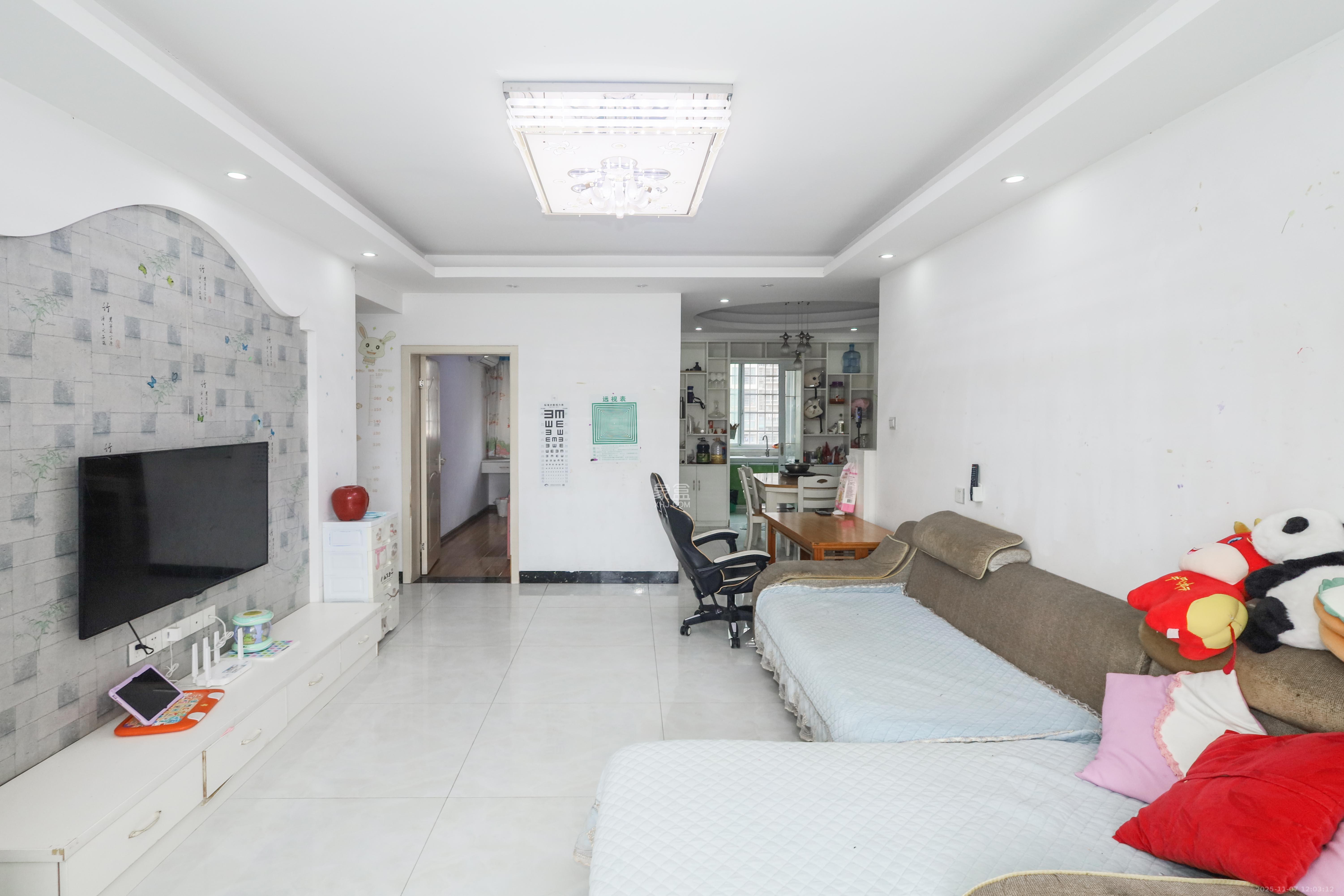 可可小城（麓谷可可小城)  3室2厅1卫    75.0万客厅