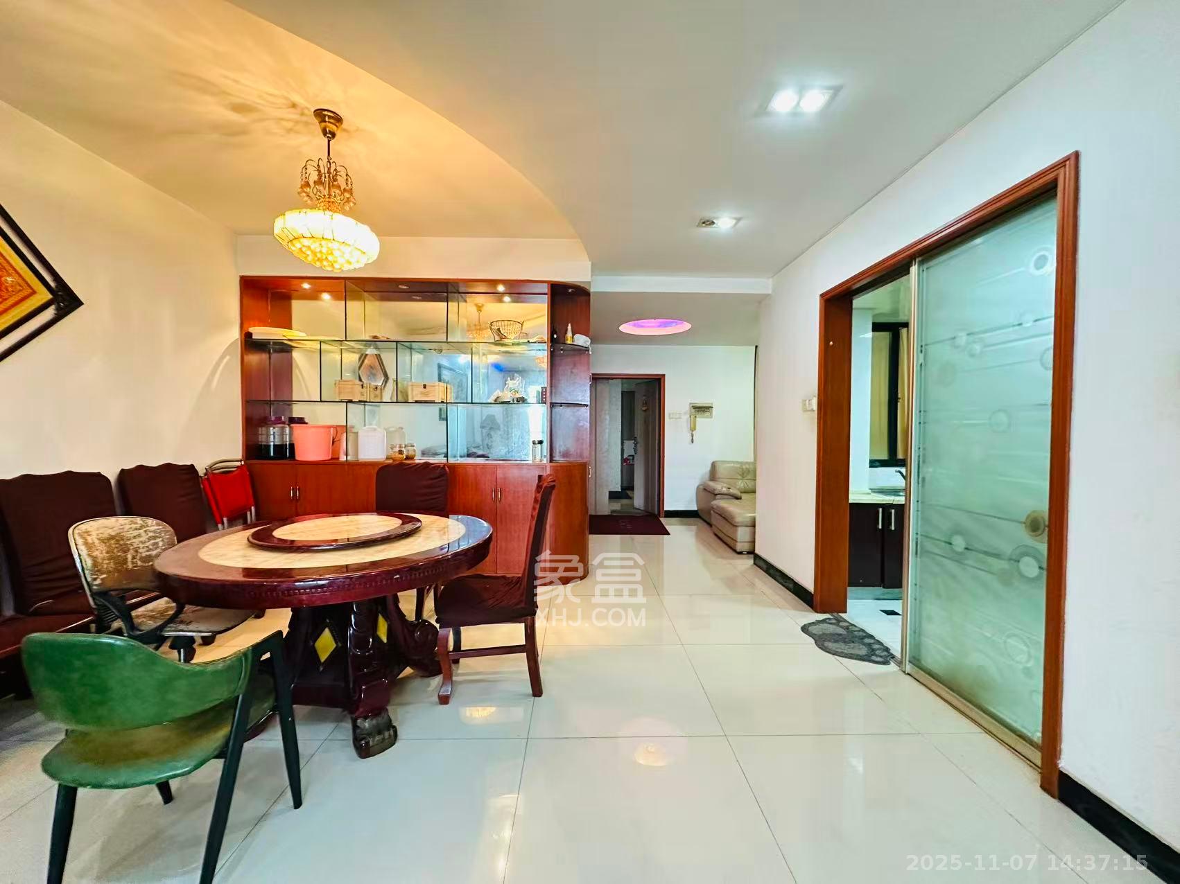 佳阳悦景馨都  3室2厅2卫    2300.0元/月室内图