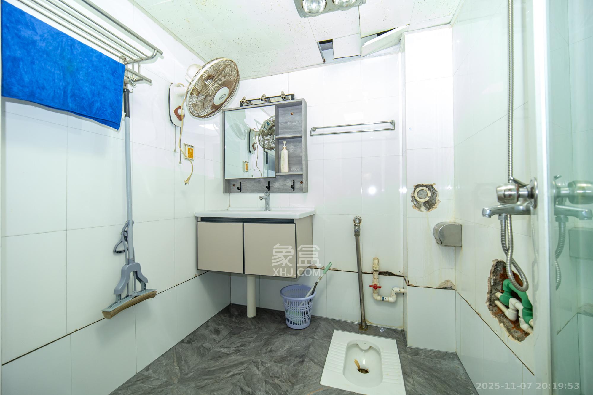 中南汽车世界 2室2厅1卫 29.8万 中南汽车世界 2室2厅1卫 29.8万卫生间