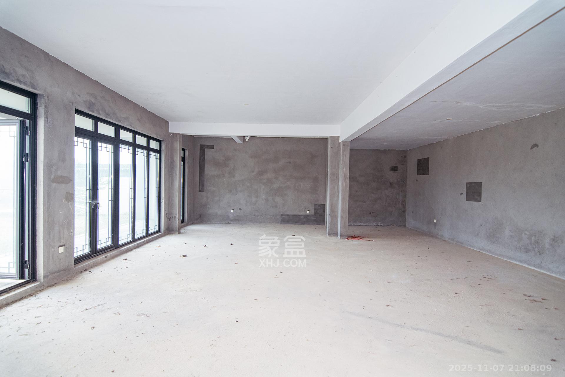 绿城高尔夫小镇 6室2厅2卫 900.0万 绿城高尔夫小镇 6室2厅2卫 900.0万卧室