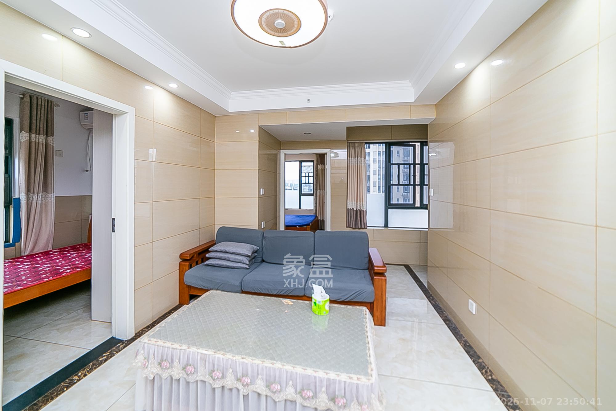 天鸿天府(天鸿中央大院) 2室1厅1卫 57.5万 天鸿天府(天鸿中央大院) 2室1厅1卫 57.5万客厅