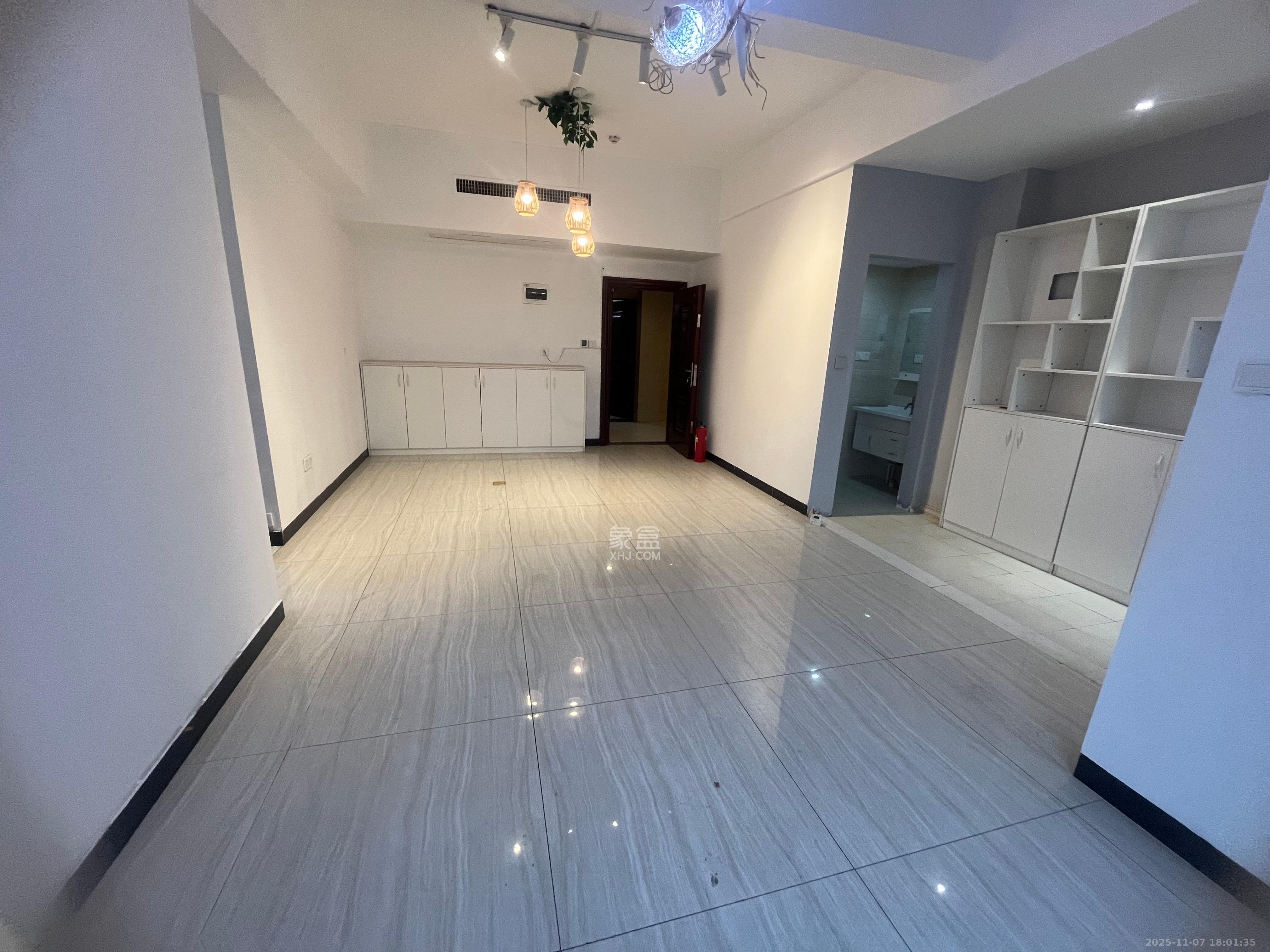 万坤图财富广场  3室1厅1卫    4500.0元/月室内图