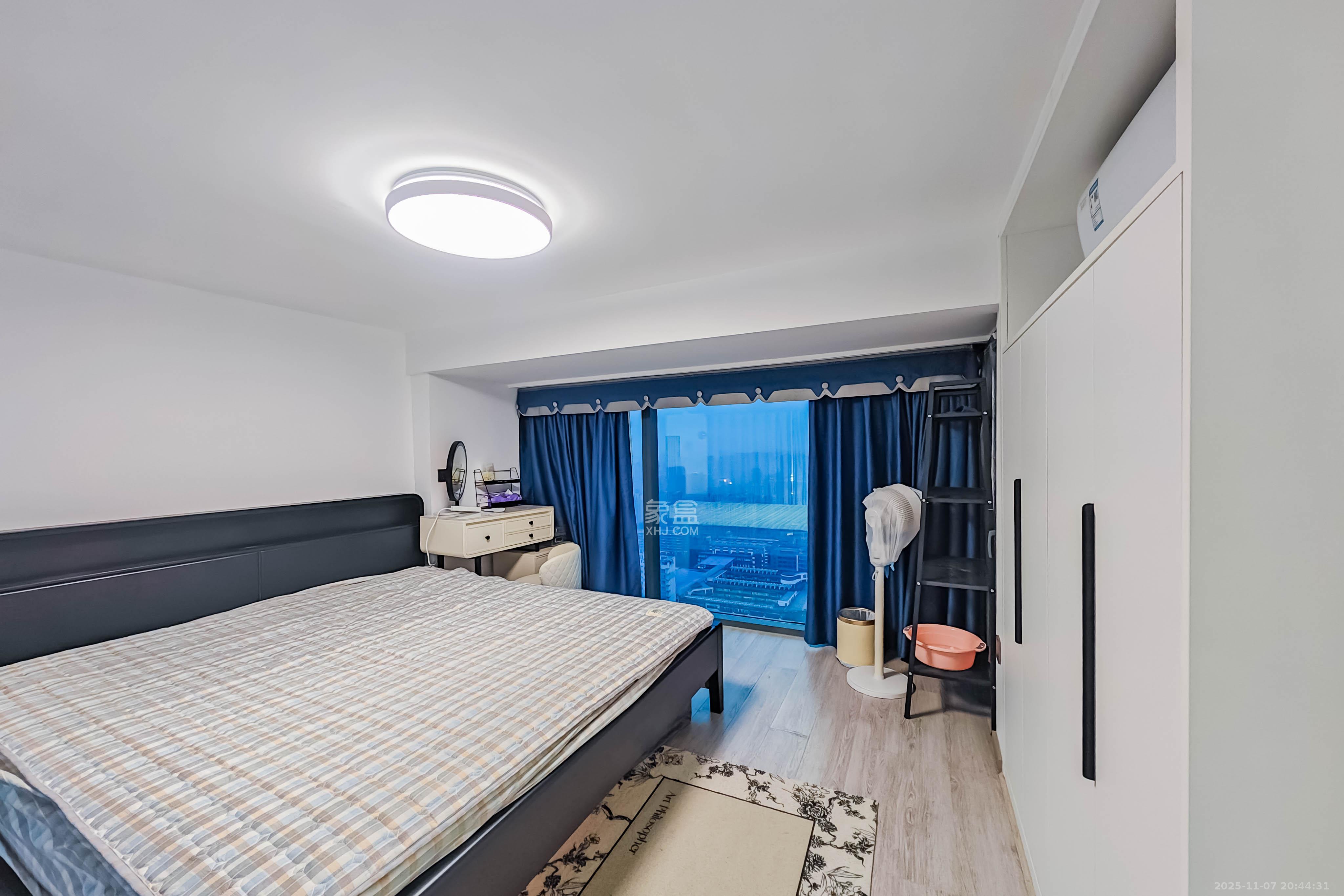 京武浪琴山三期(京武中心) 2室2厅2卫 70.0万 京武浪琴山三期(京武中心) 2室2厅2卫 70.0万卧室