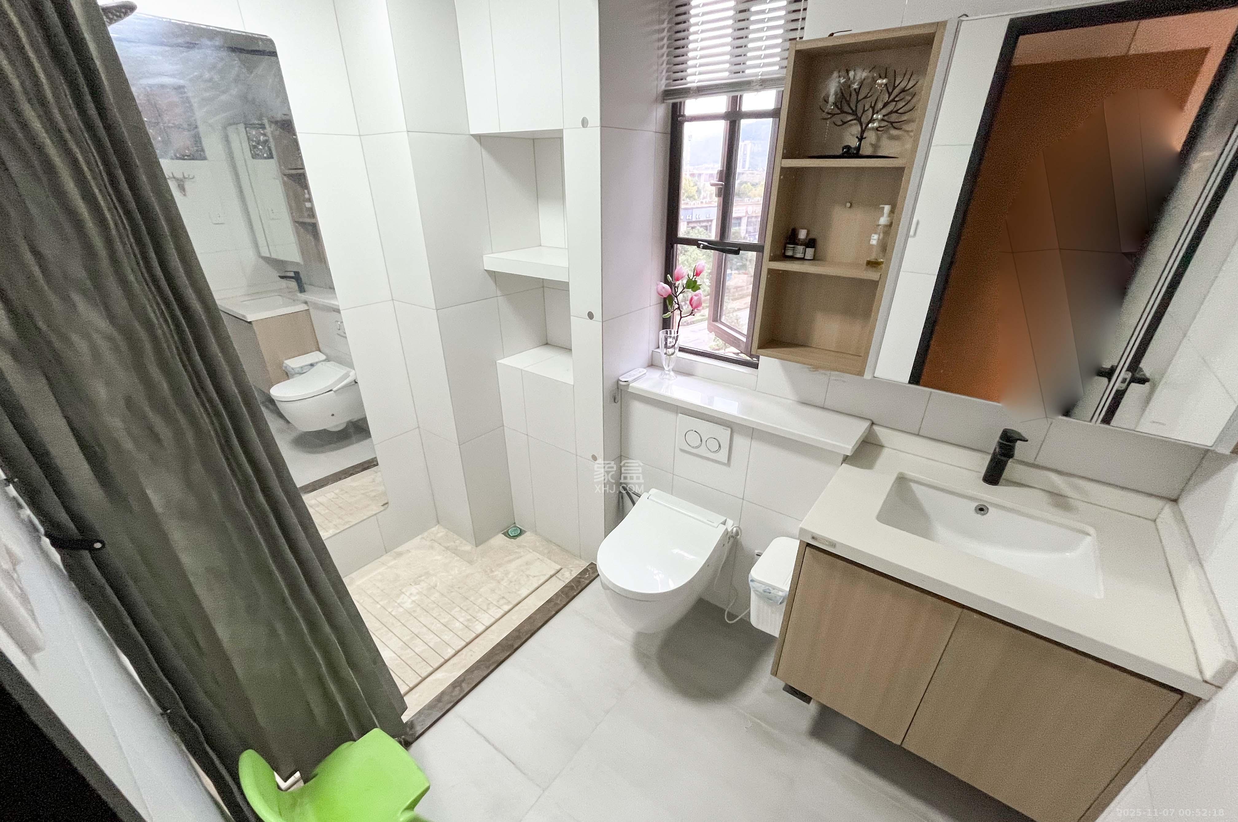 卓越浅水湾  4室2厅2卫    192.0万卫生间