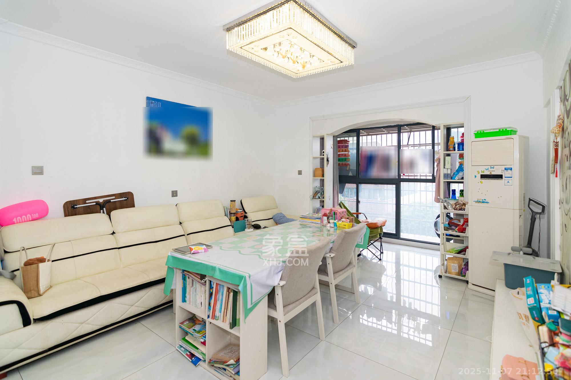 金富星城  4室2厅2卫    60.0万客厅