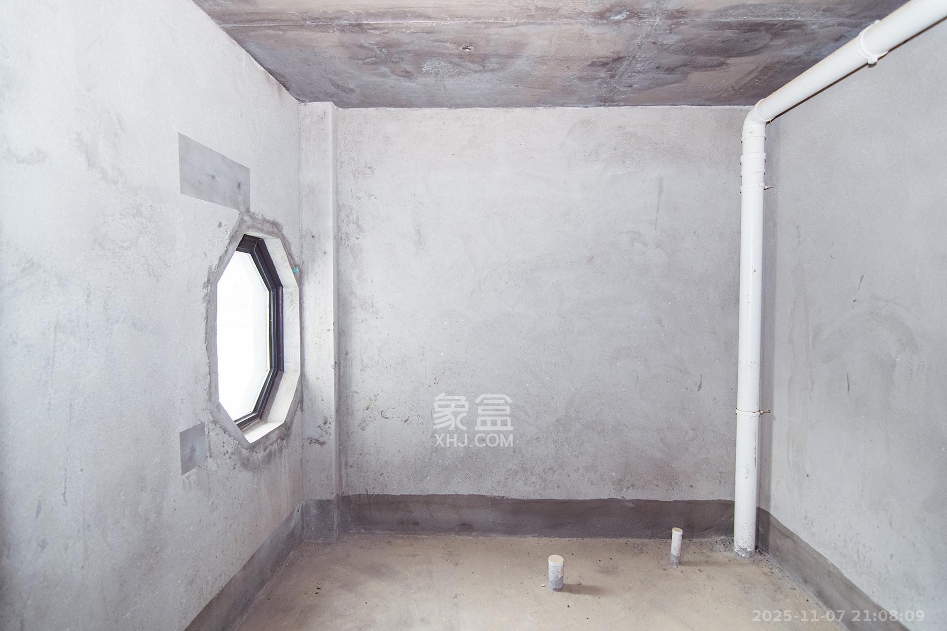 绿城高尔夫小镇  6室2厅2卫    900.0万卫生间