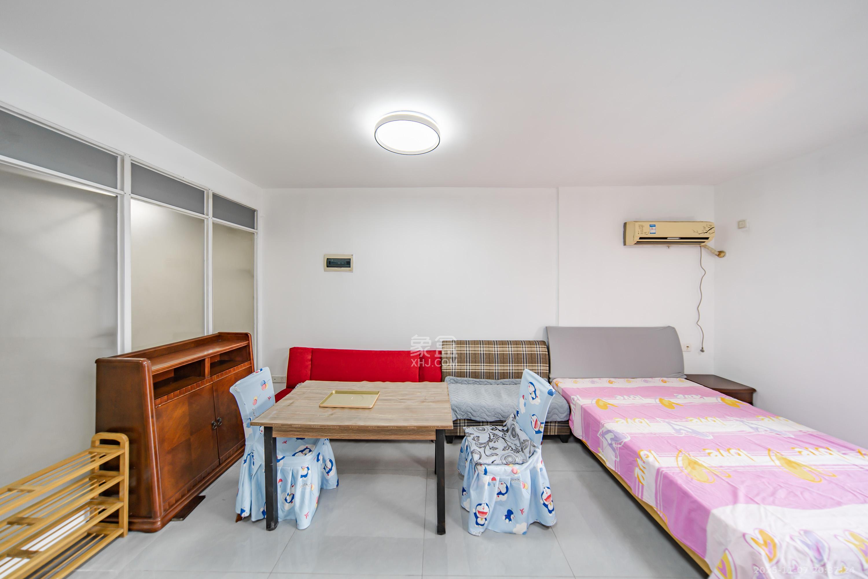 金土地第一湾 1室1厅1卫 27.0万 金土地第一湾 1室1厅1卫 27.0万客厅