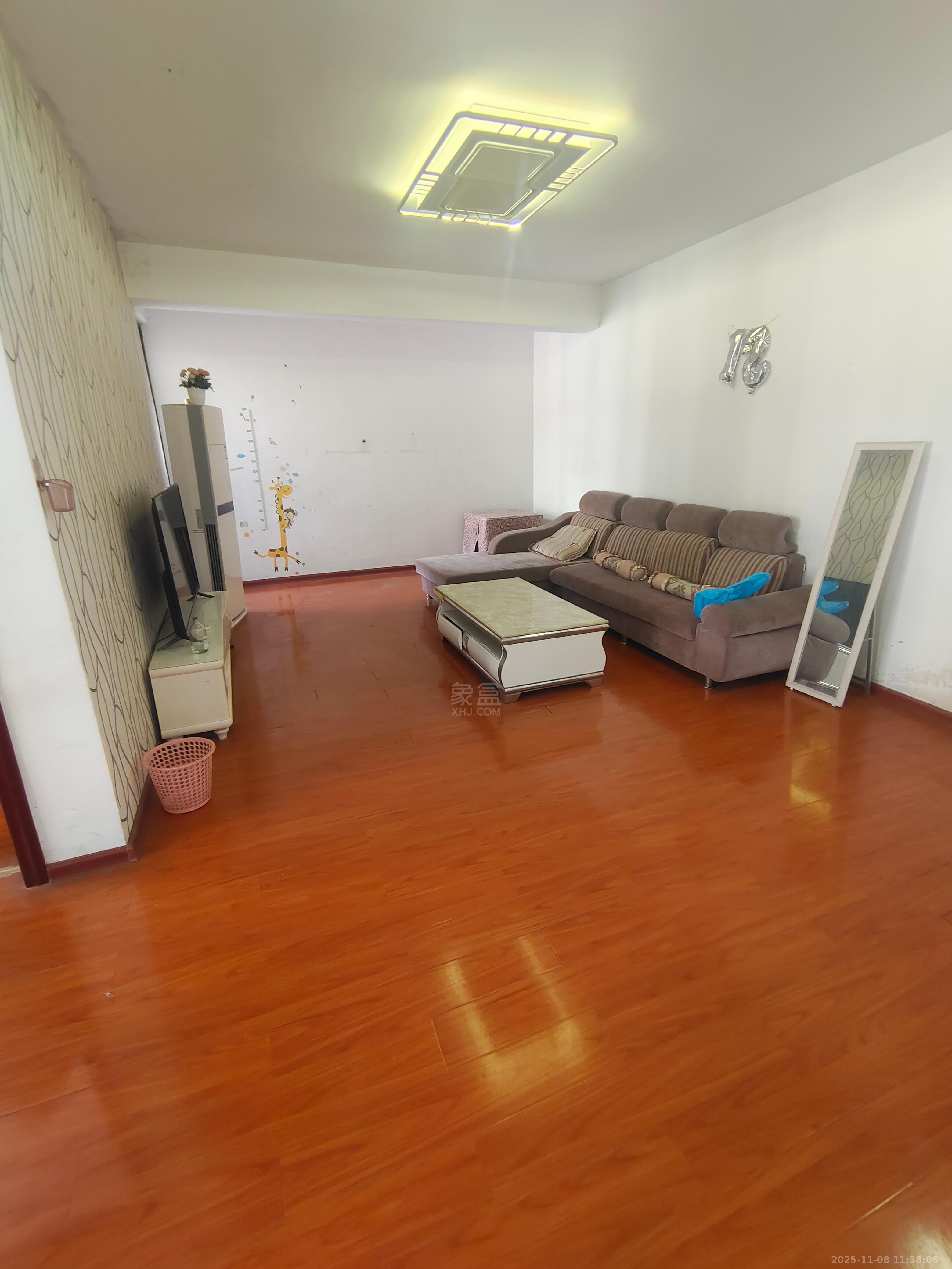 滨江花园  3室2厅2卫    1600.0元/月室内图