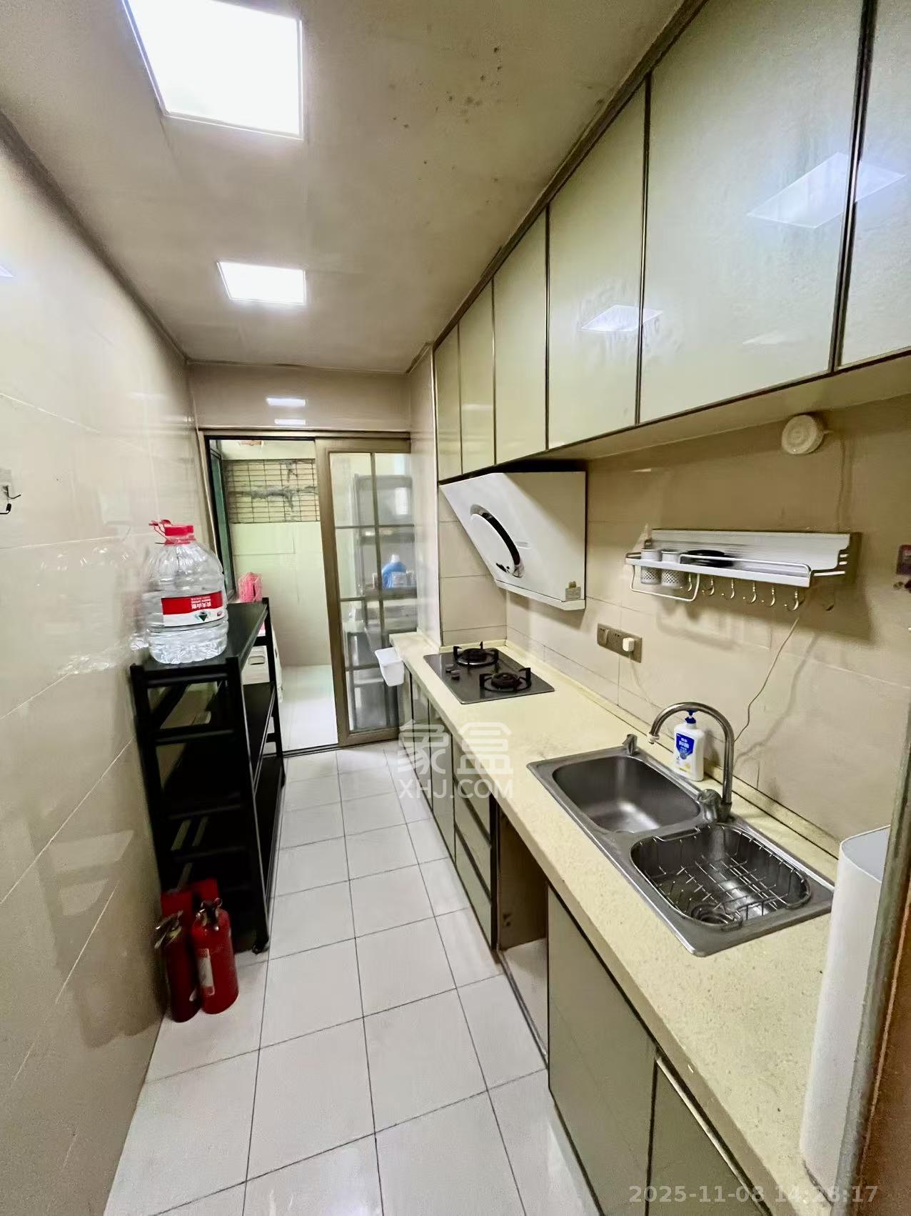 新城新世界一二三期  1室2厅1卫    2500.0元/月室内图