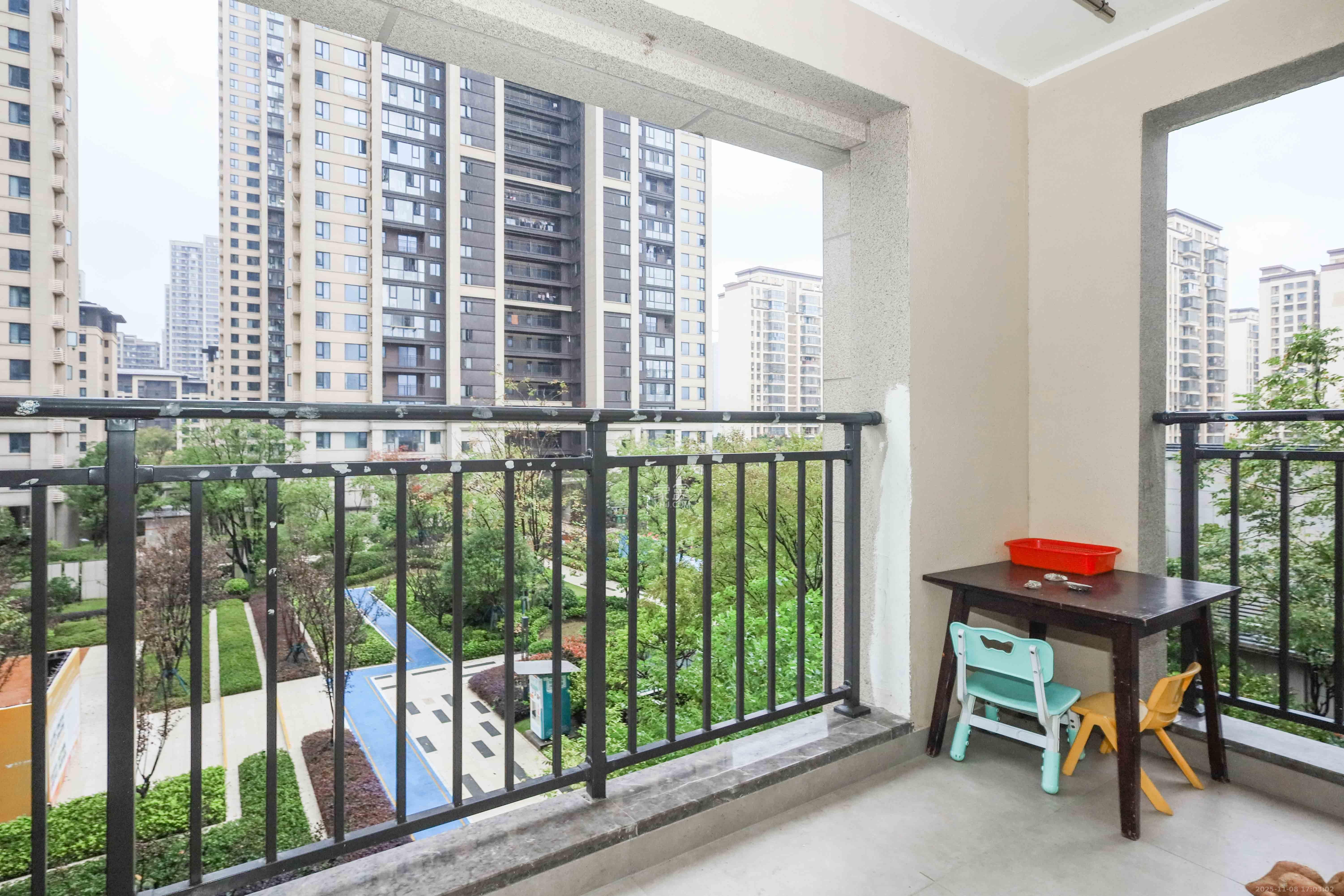 越秀亲爱里 3室2厅2卫 102.0万 越秀亲爱里 3室2厅2卫 102.0万阳台