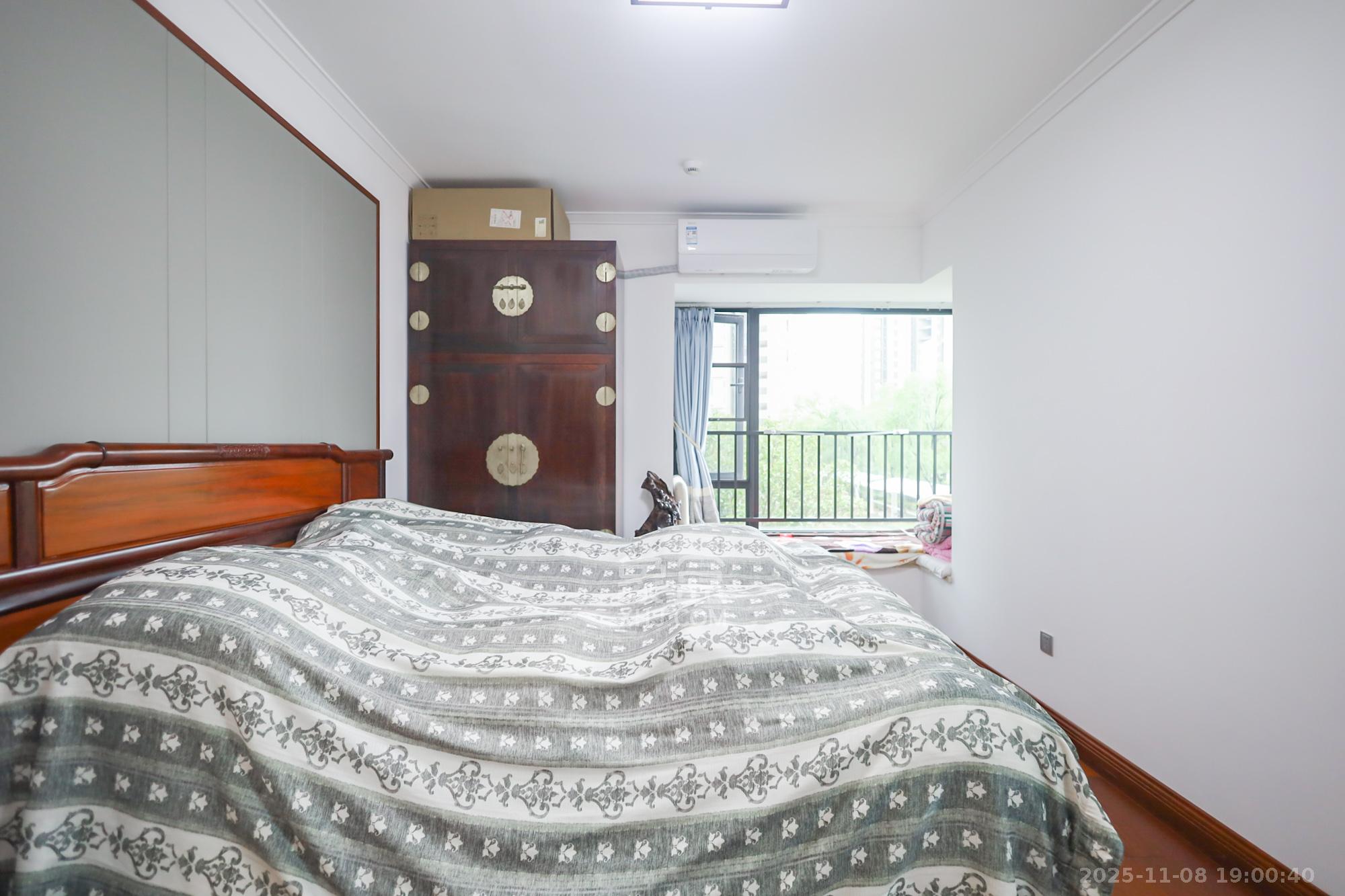 万科里金域国际  4室2厅2卫    248.0万卧室