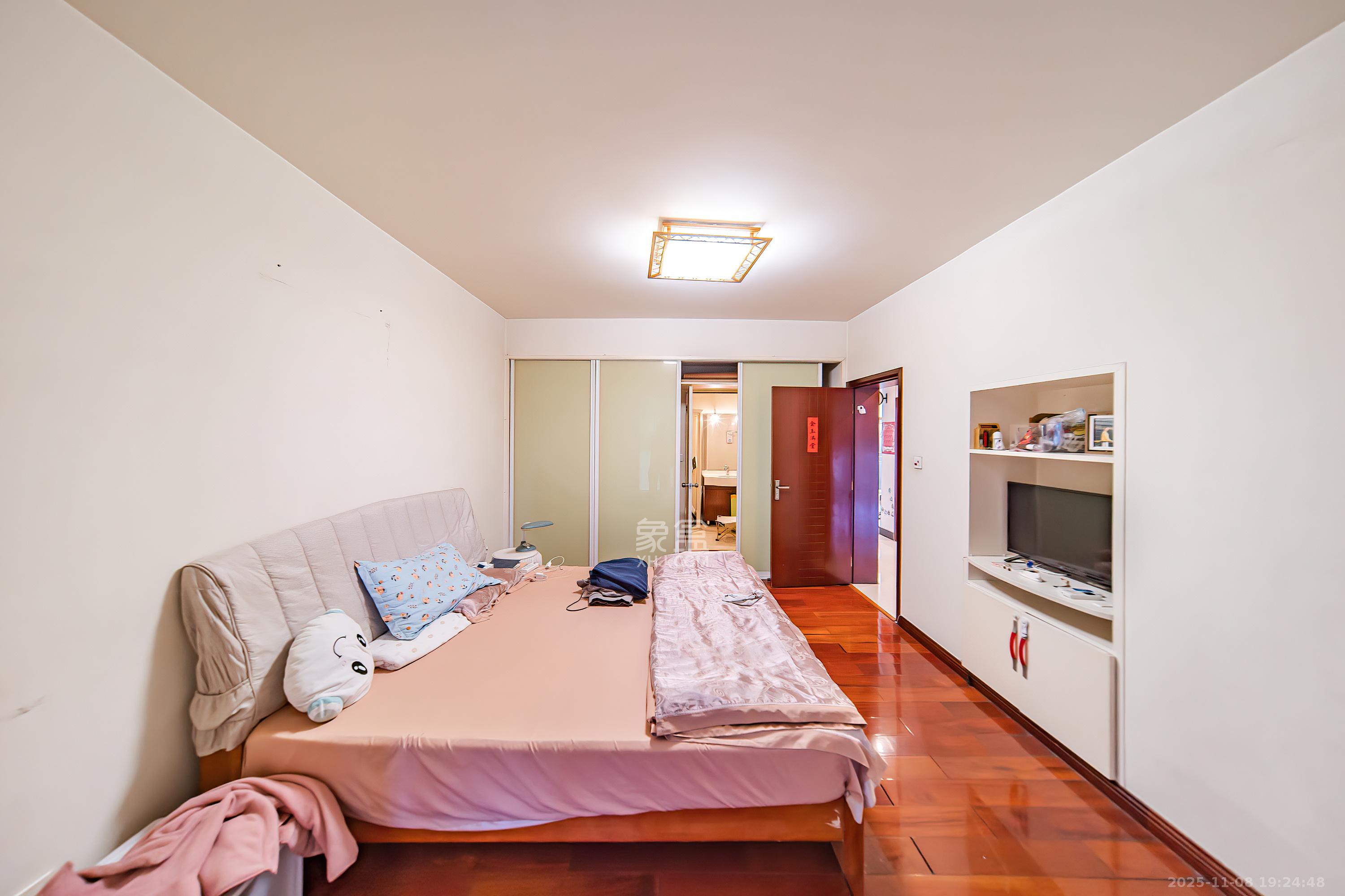 四季阳光花城  3室2厅2卫    180.0万卧室