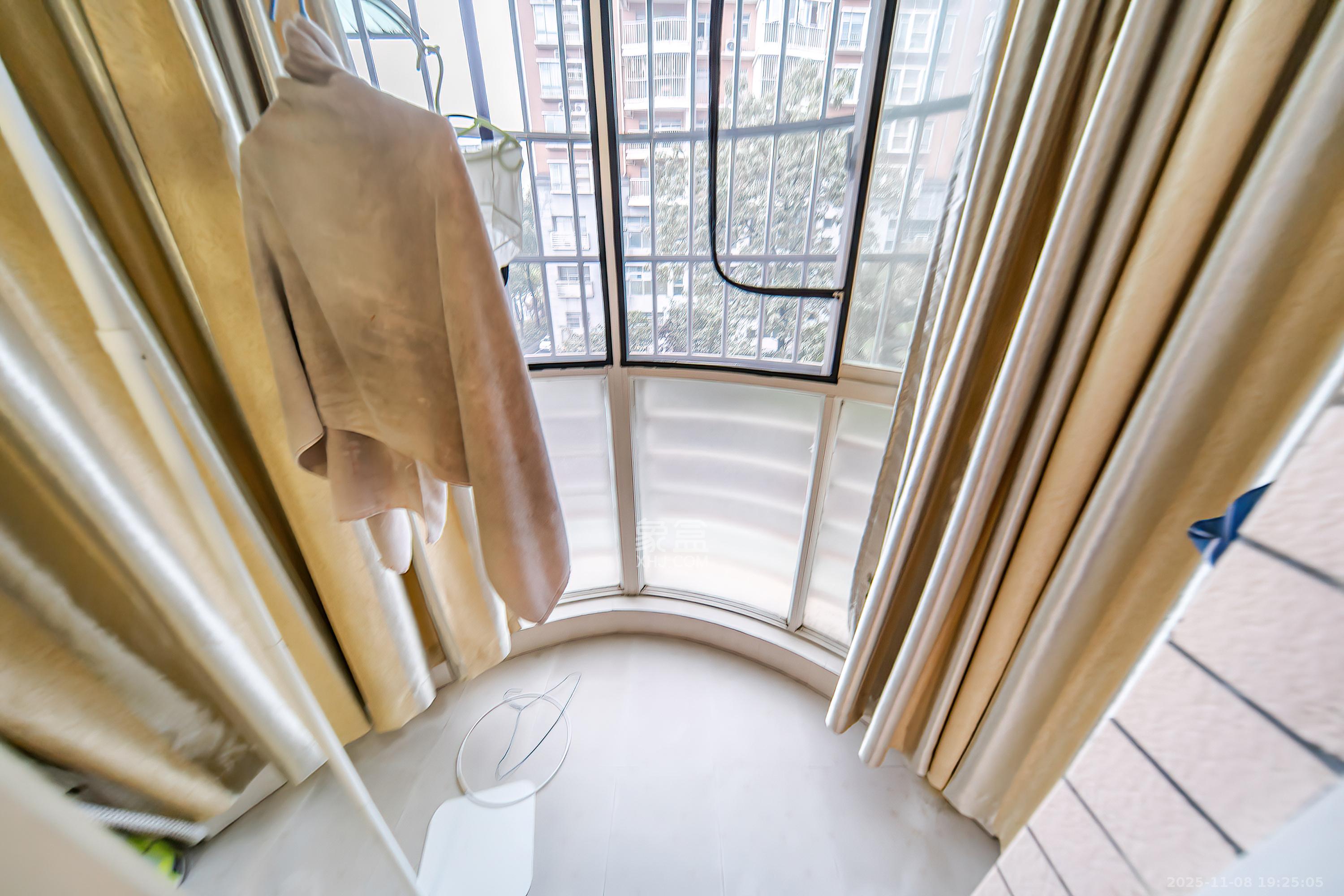 四季阳光花城  3室2厅2卫    180.0万阳台