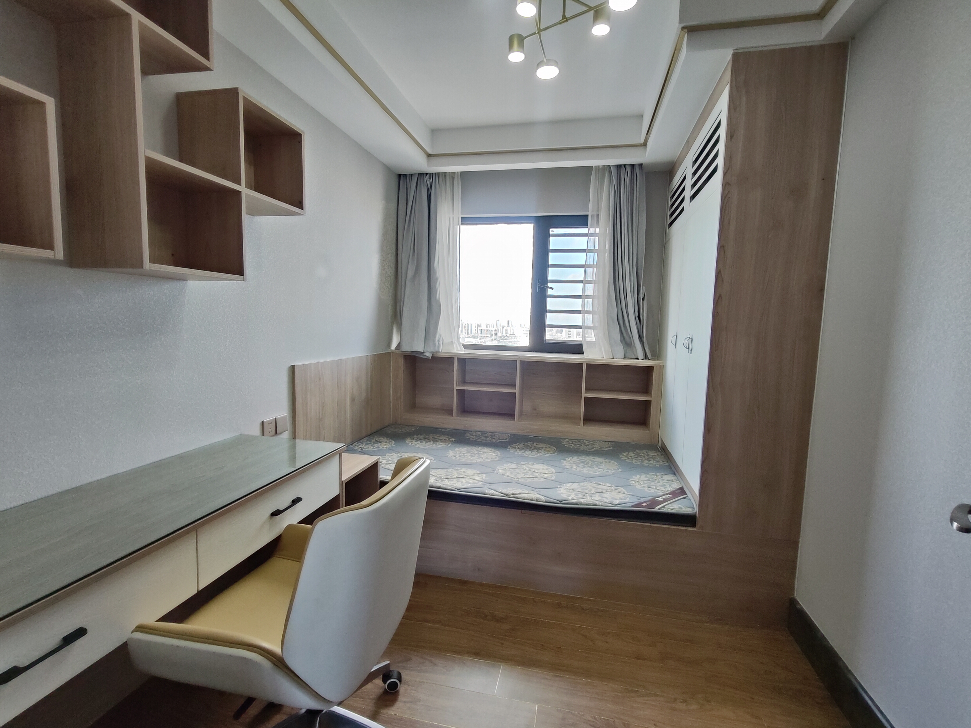 绿地海德公馆 4室2厅2卫 250.0万 绿地海德公馆 4室2厅2卫 250.0万客厅