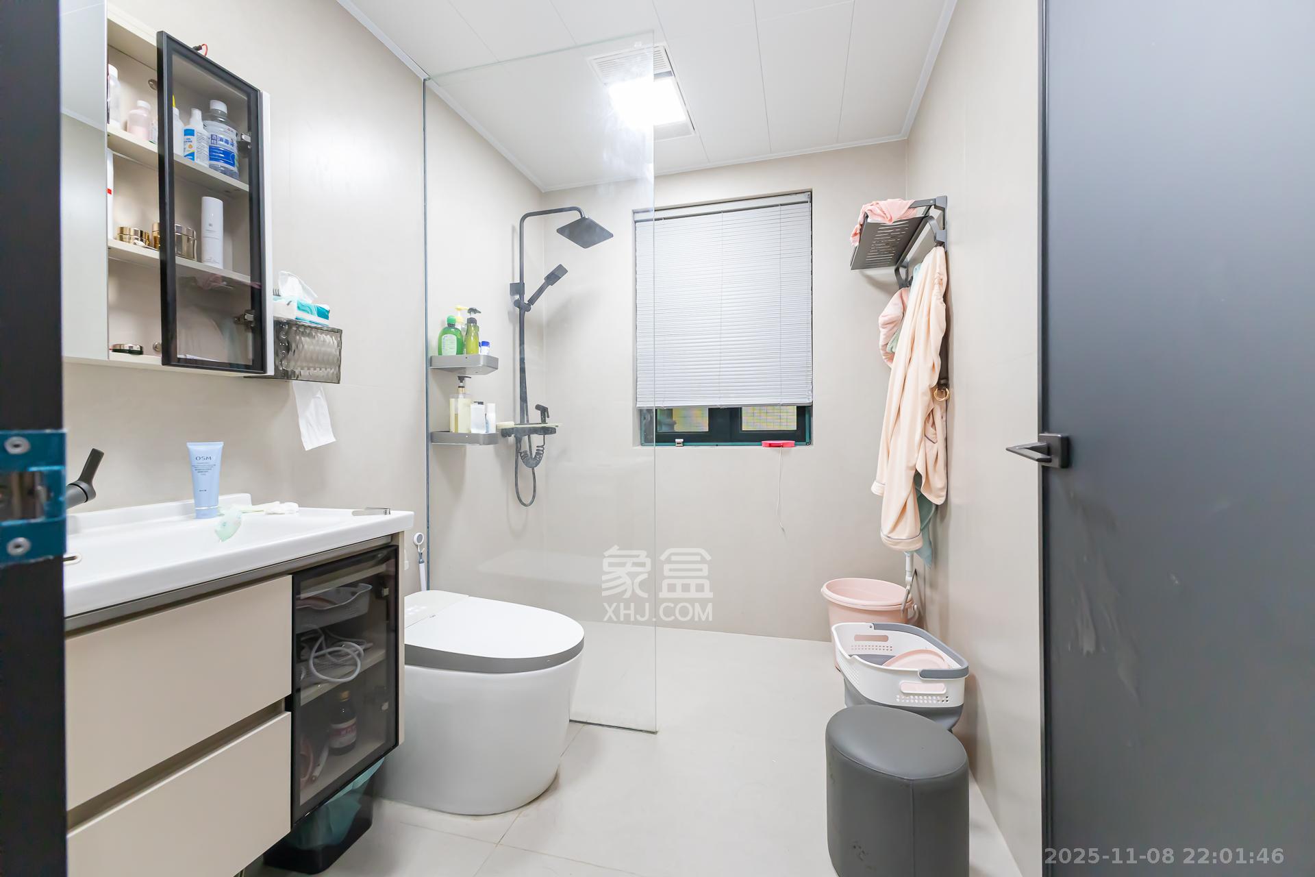 恒大名都  4室2厅2卫    98.0万卫生间