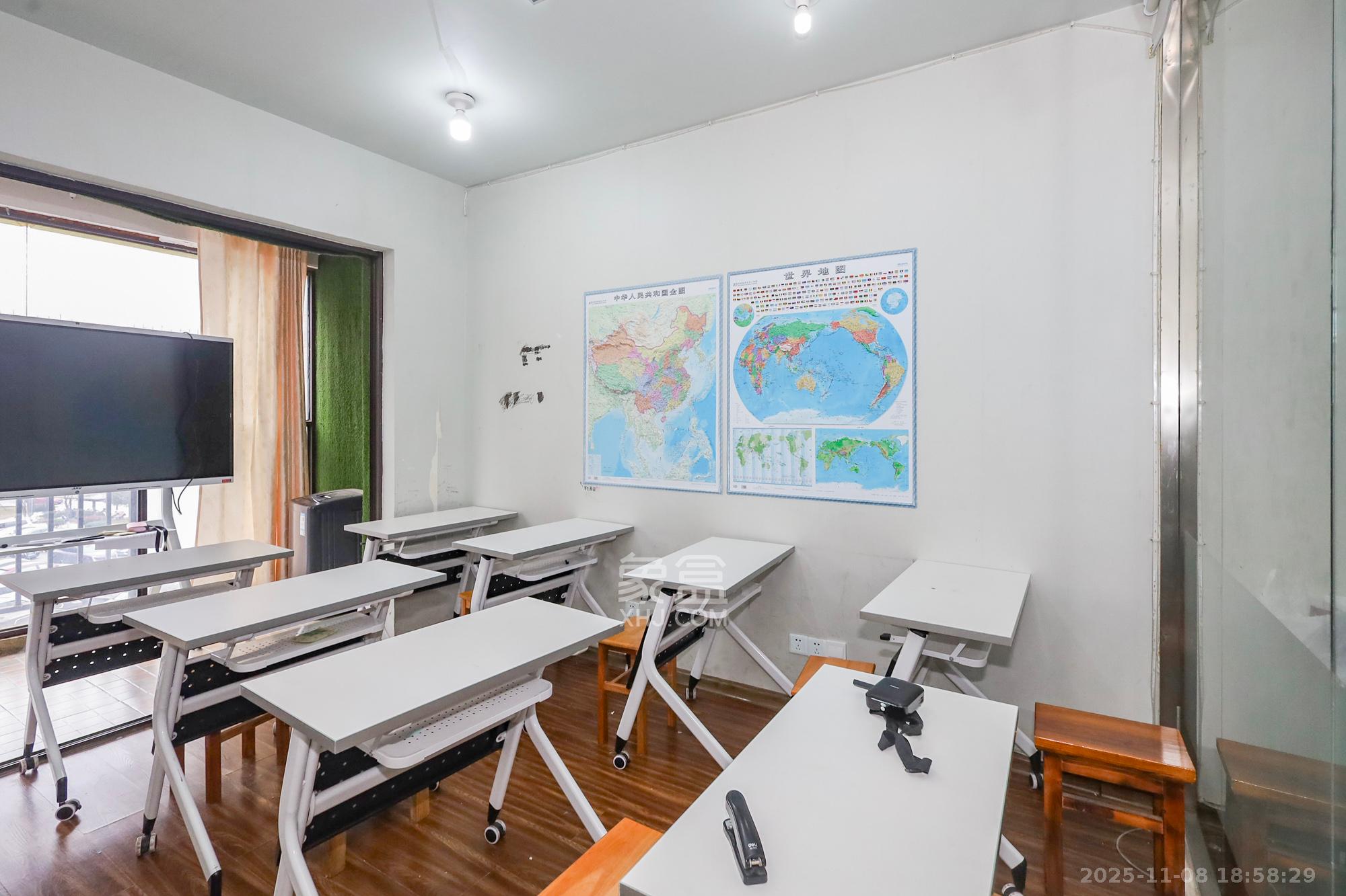 钰龙天下二期(钰龙佳园) 1室2厅1卫 196.0万 钰龙天下二期(钰龙佳园) 1室2厅1卫 196.0万客厅