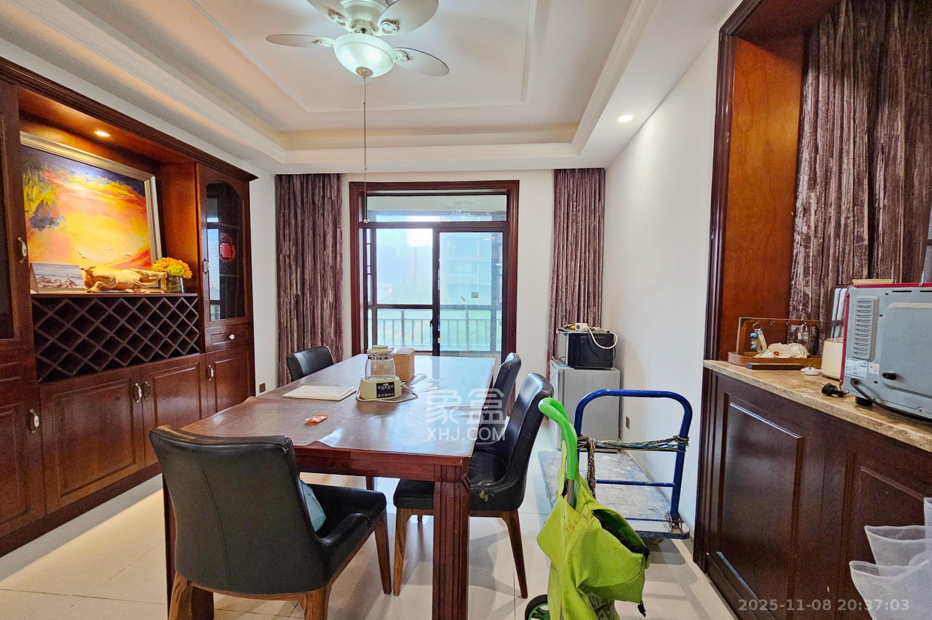 融科檀香山（融科紫檀、香山国际）  4室2厅2卫    188.0万客厅