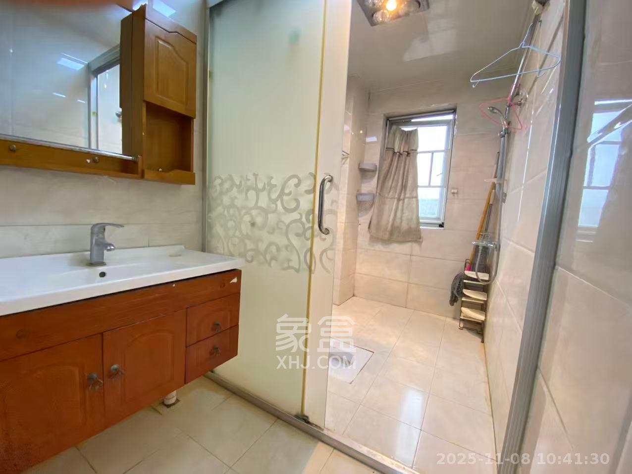 丽发新城  3室2厅2卫    2400.0元/月