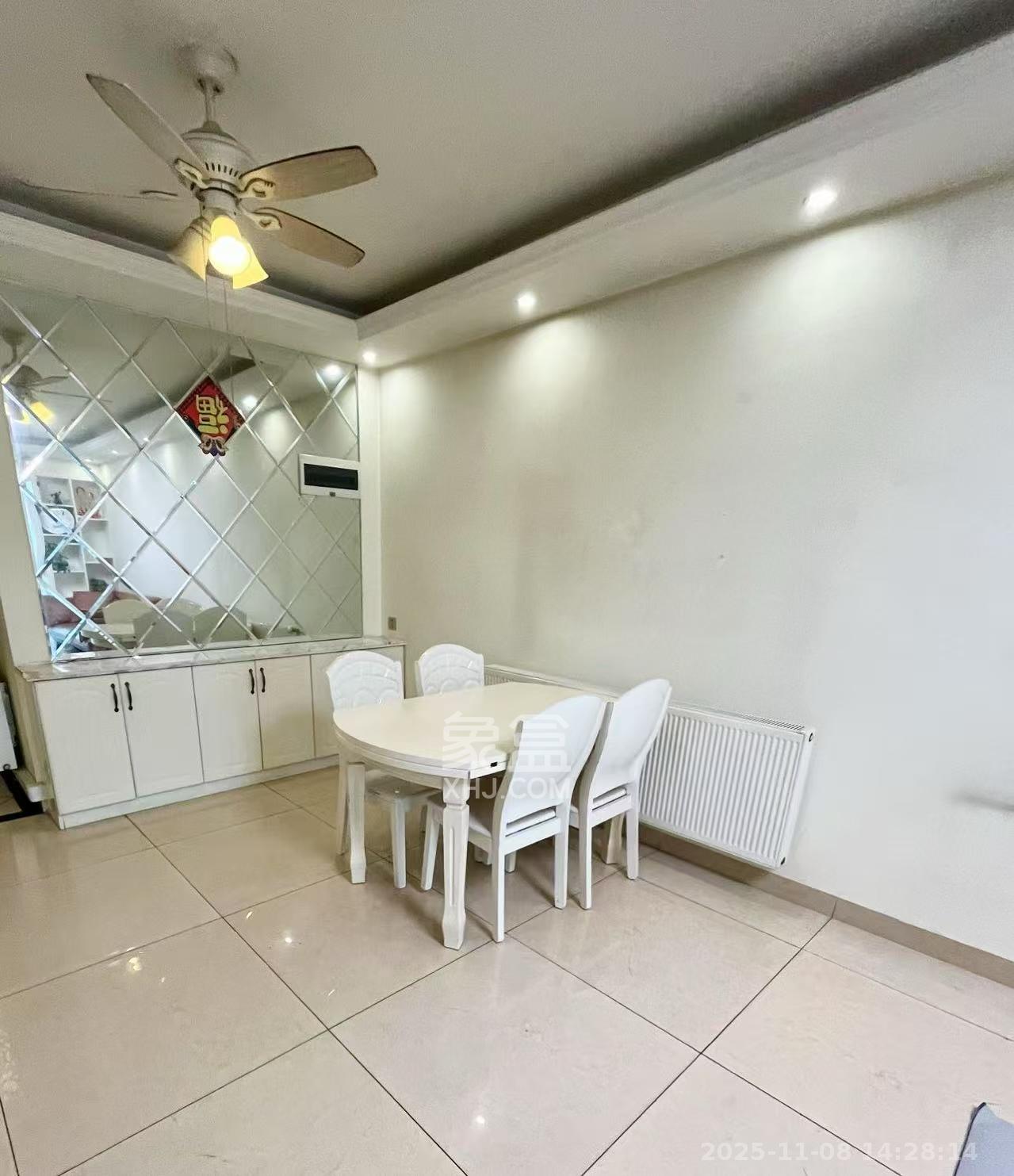 新城新世界一二三期  1室2厅1卫    2500.0元/月室内图