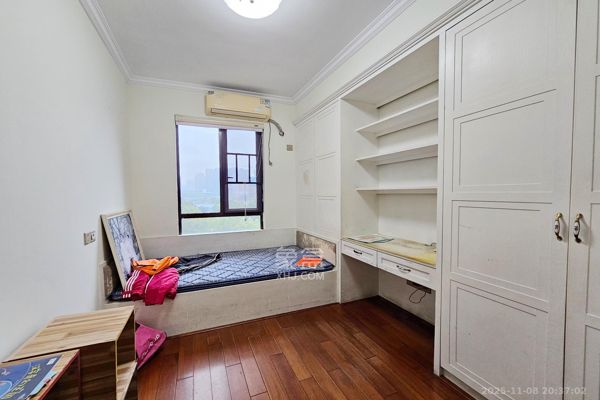 融科檀香山（融科紫檀、香山国际）  4室2厅2卫    188.0万卧室