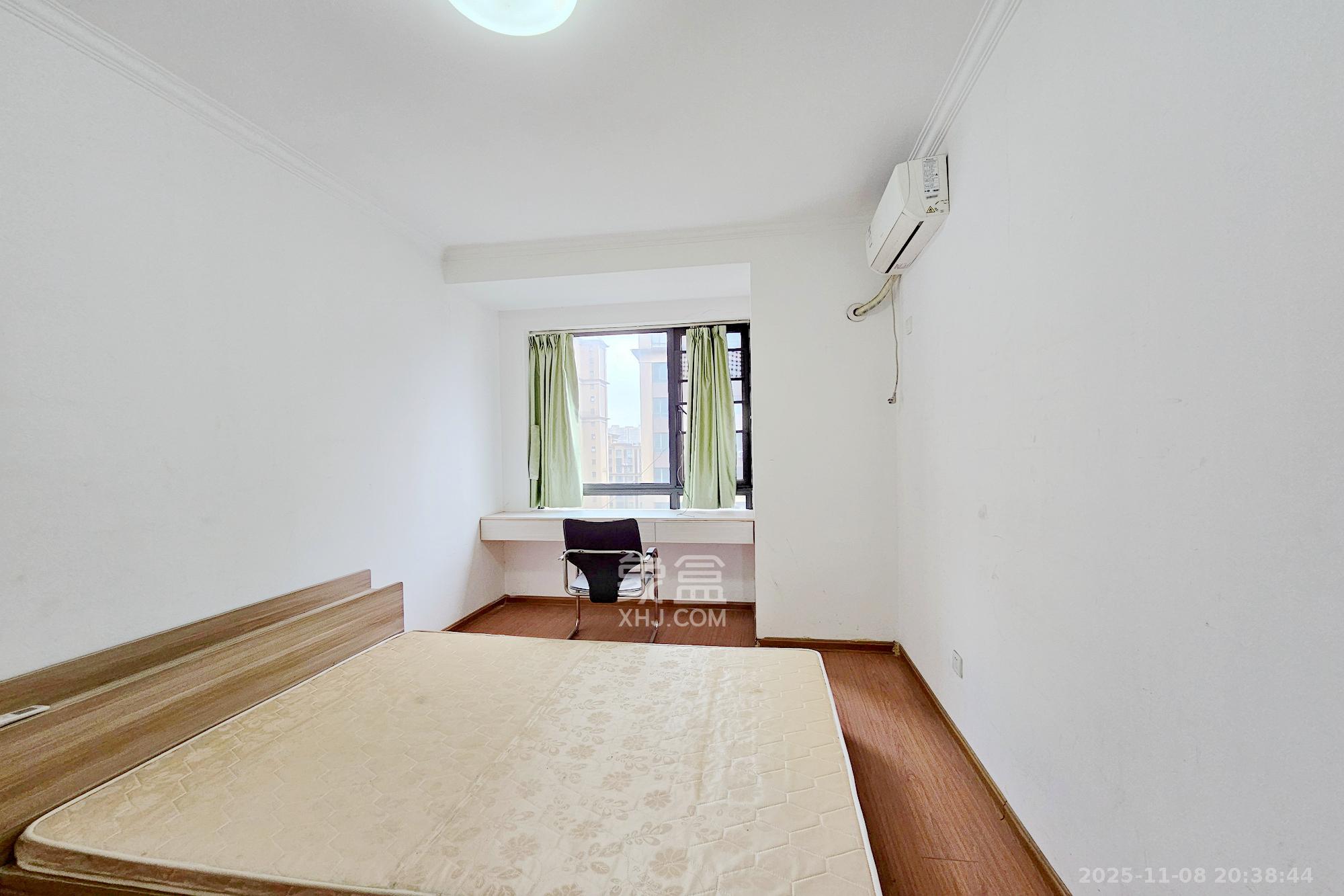 新华都万家城  3室2厅2卫    110.0万卧室