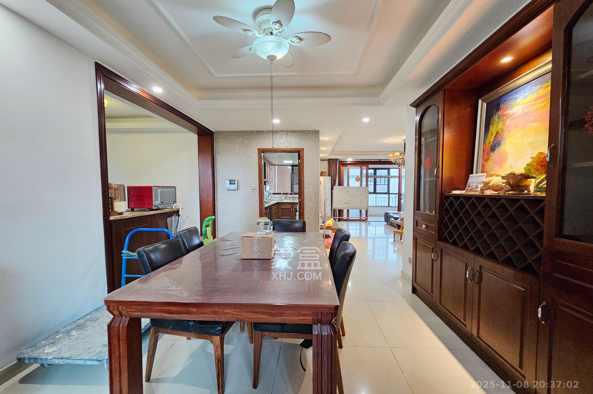 融科檀香山（融科紫檀、香山国际）  4室2厅2卫    188.0万客厅