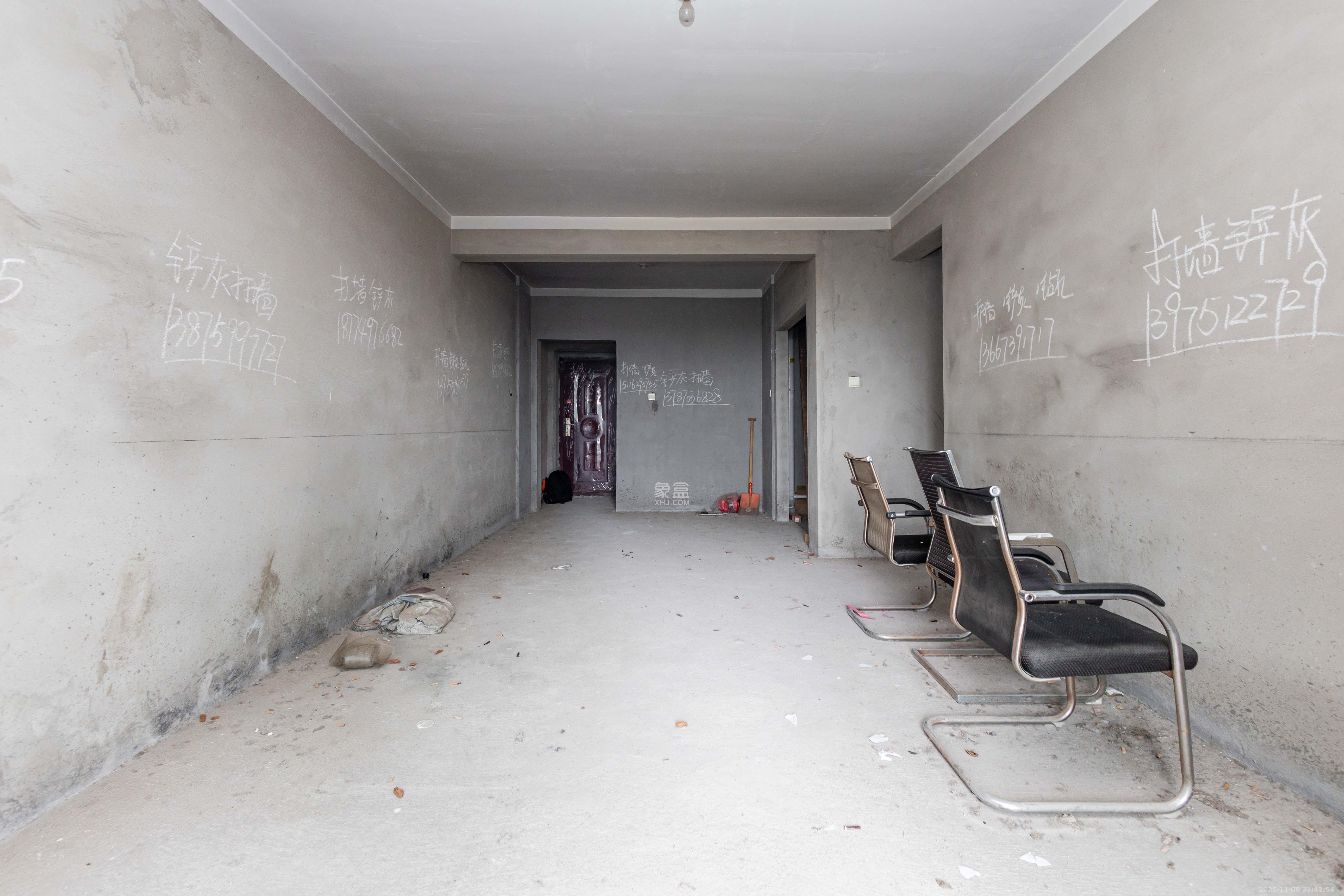 海德公园  4室2厅1卫    56.8万客厅