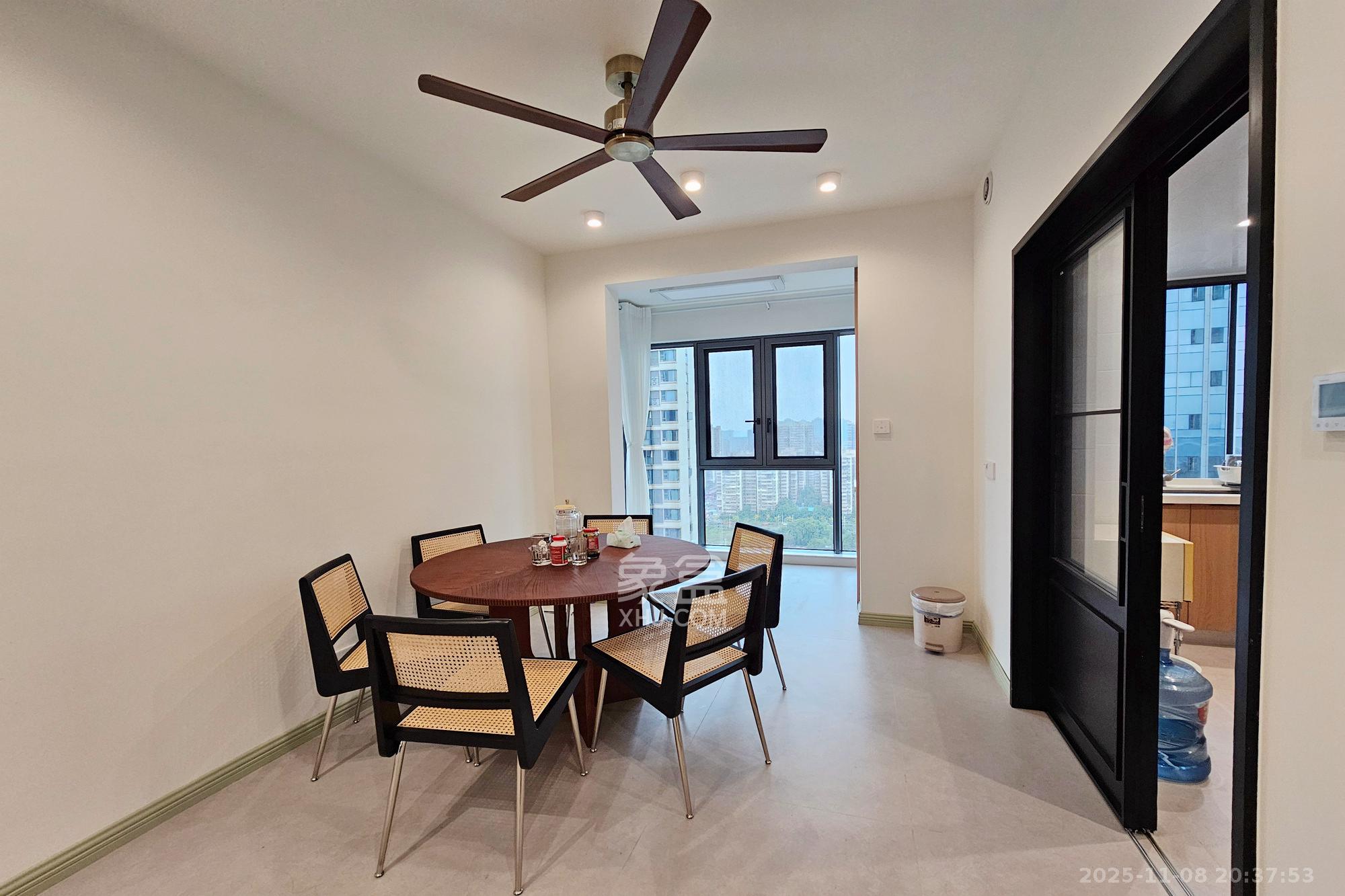 长房东旭国际  4室2厅2卫    198.0万客厅