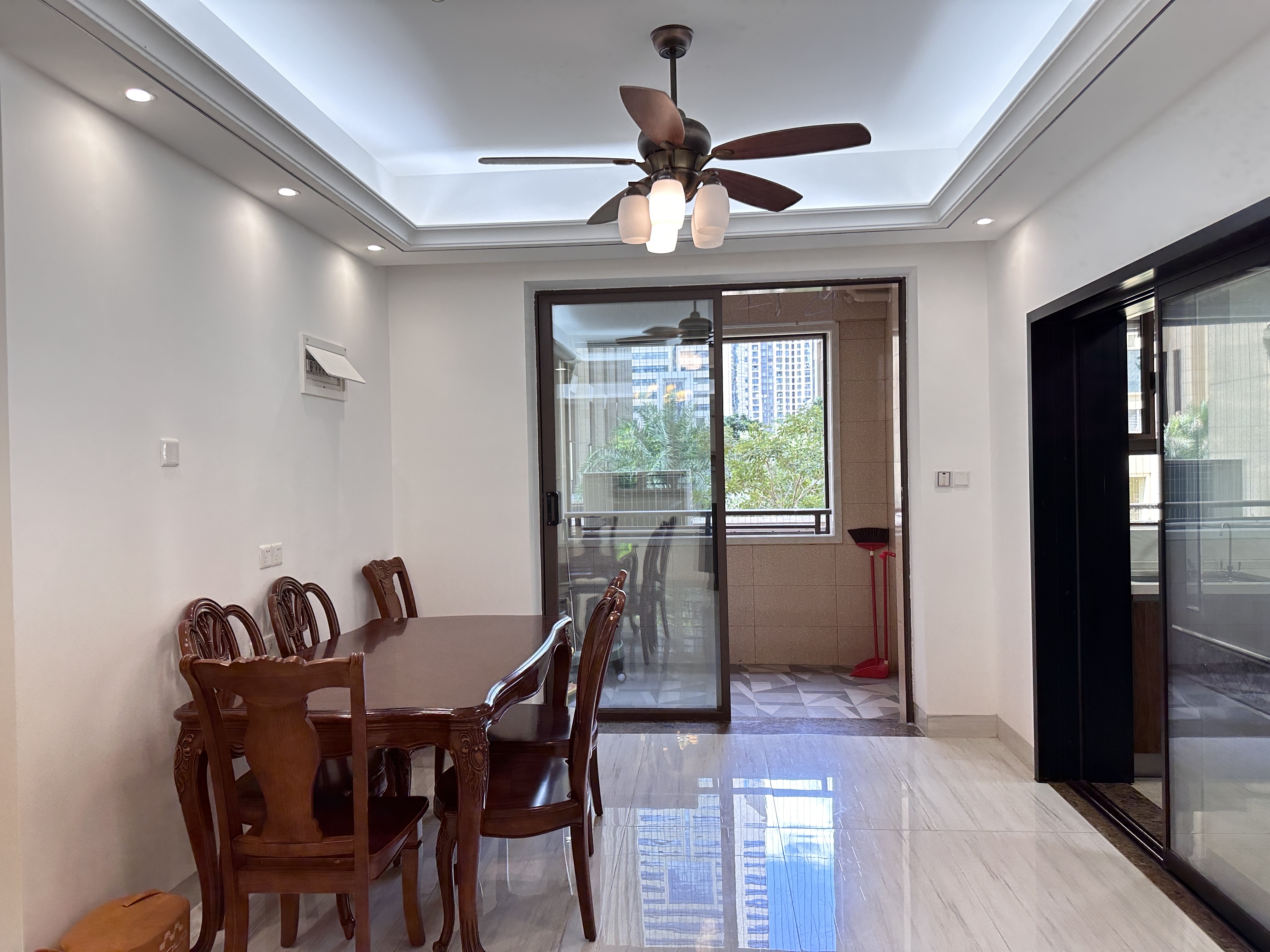 海航豪庭南苑 4室2厅2卫 320.0万 海航豪庭南苑 4室2厅2卫 320.0万客厅