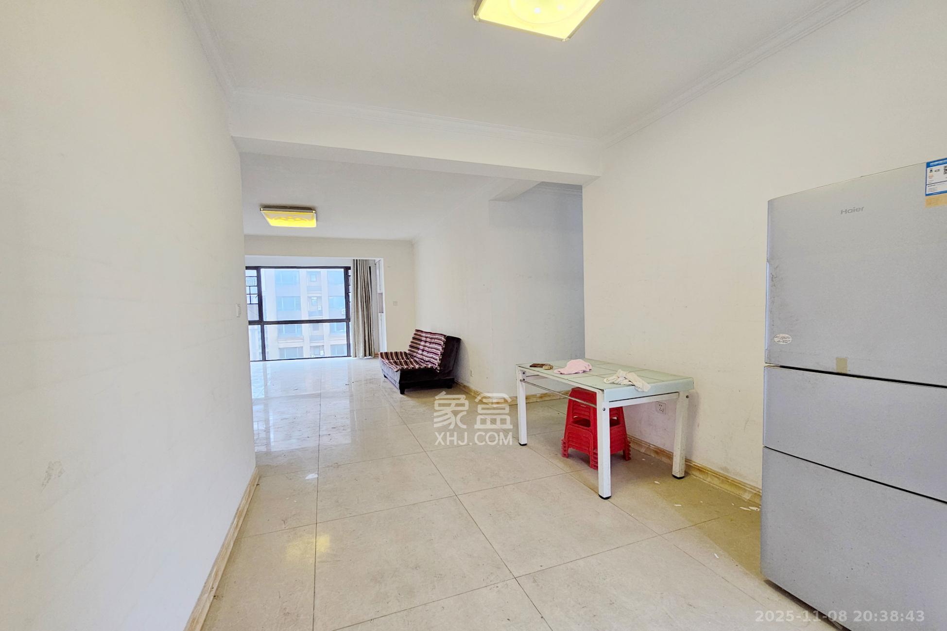 新华都万家城  3室2厅2卫    110.0万客厅