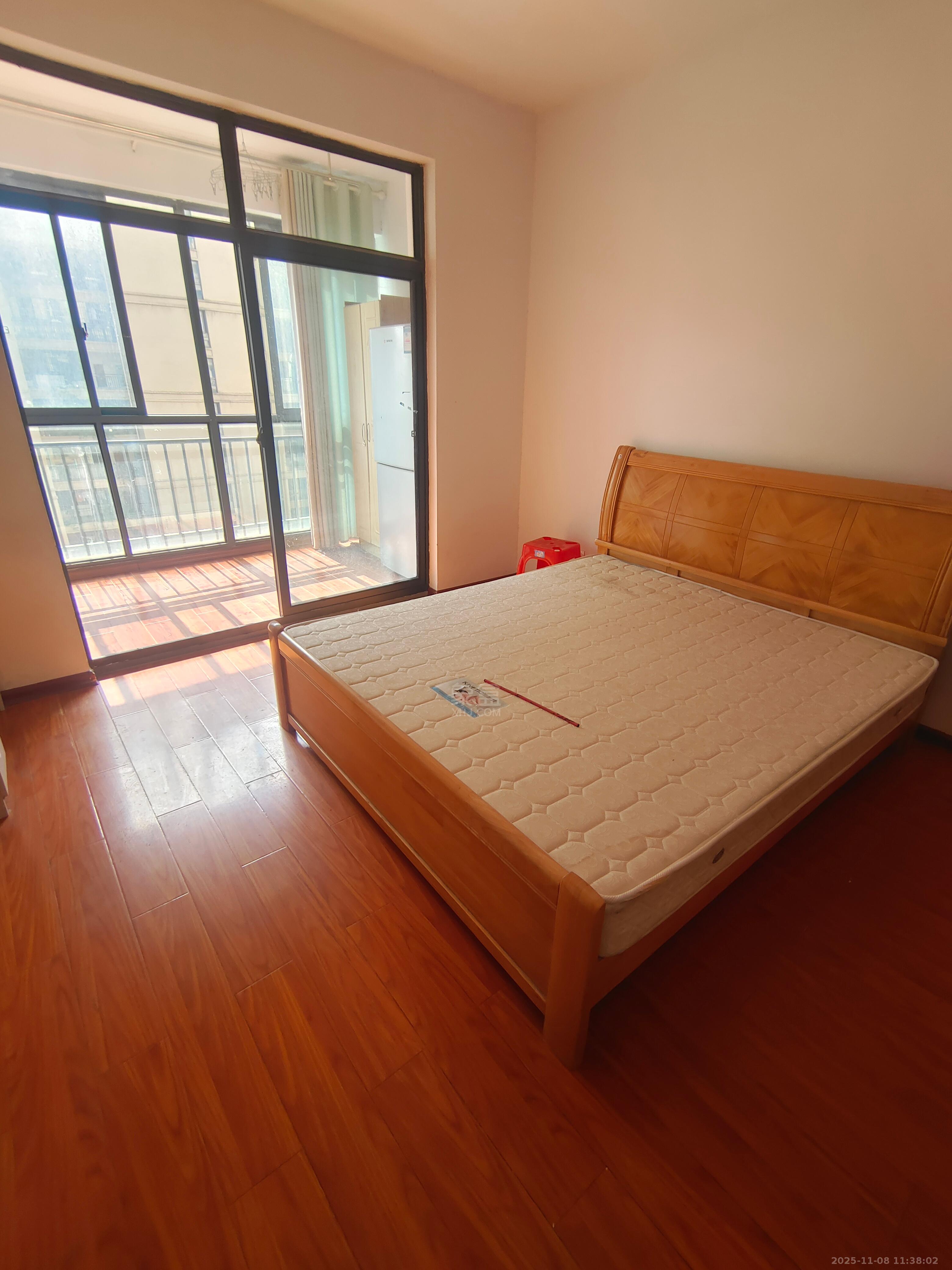 滨江花园  3室2厅2卫    1600.0元/月室内图