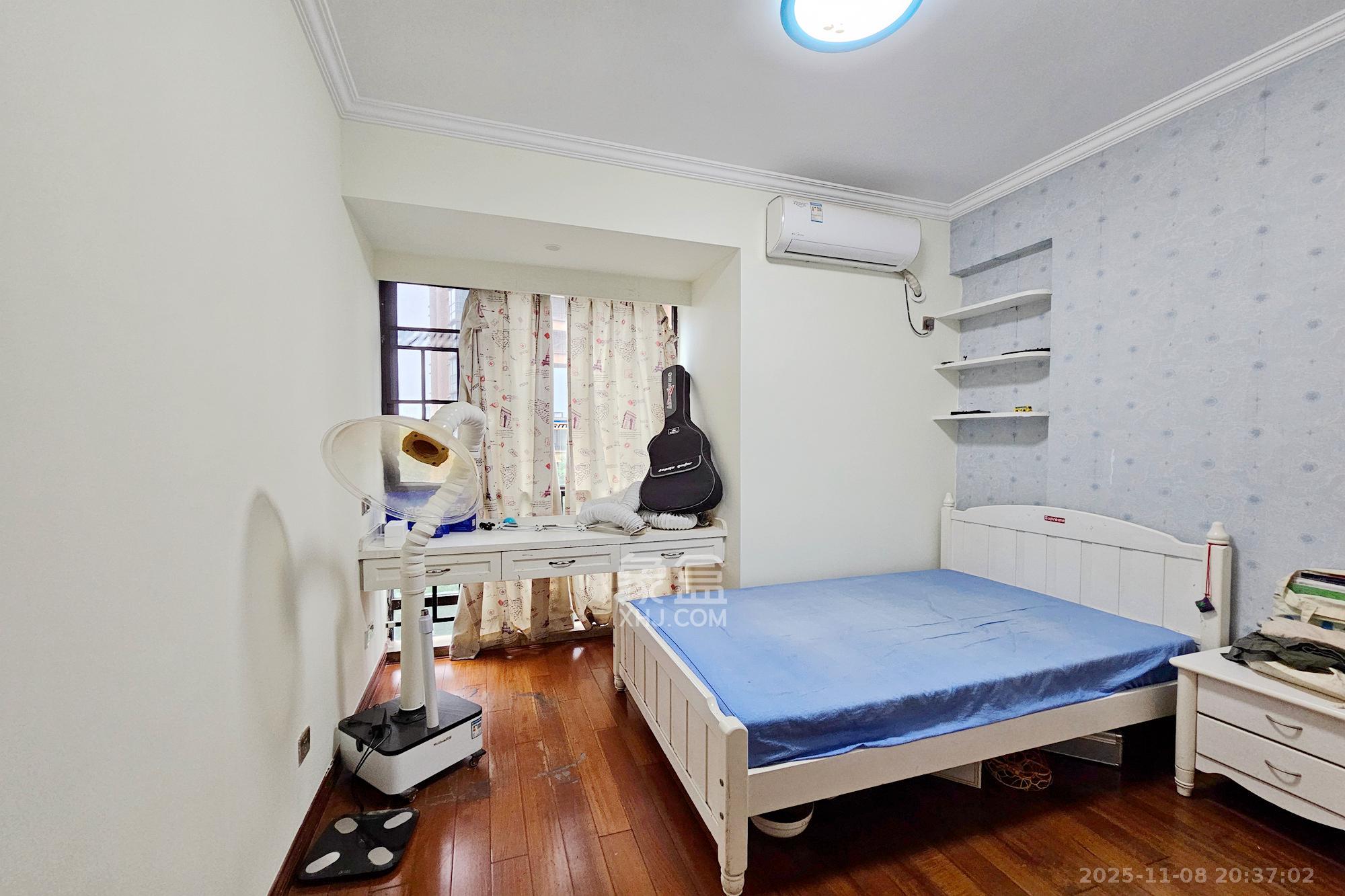 融科檀香山（融科紫檀、香山国际）  4室2厅2卫    188.0万卧室