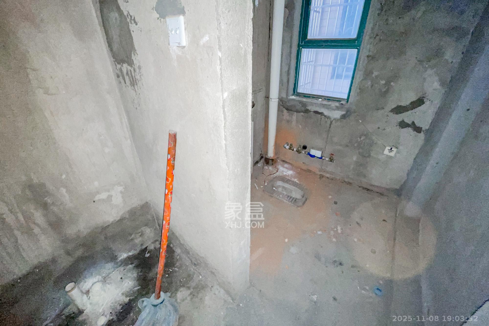 金色山庄 4室2厅2卫 150.0万 金色山庄 4室2厅2卫 150.0万卫生间