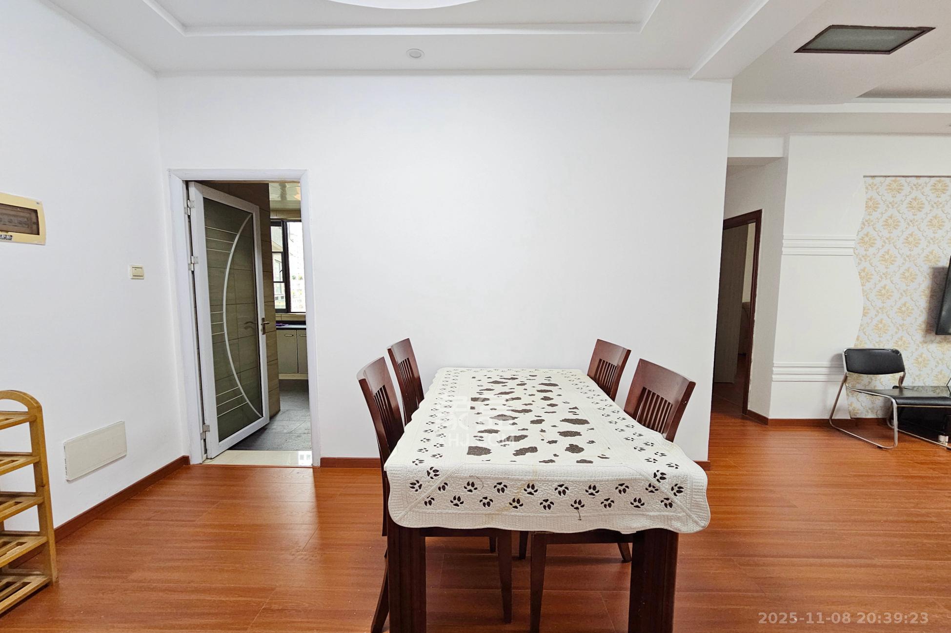 茂华国际湘  1室2厅1卫    70.0万客厅