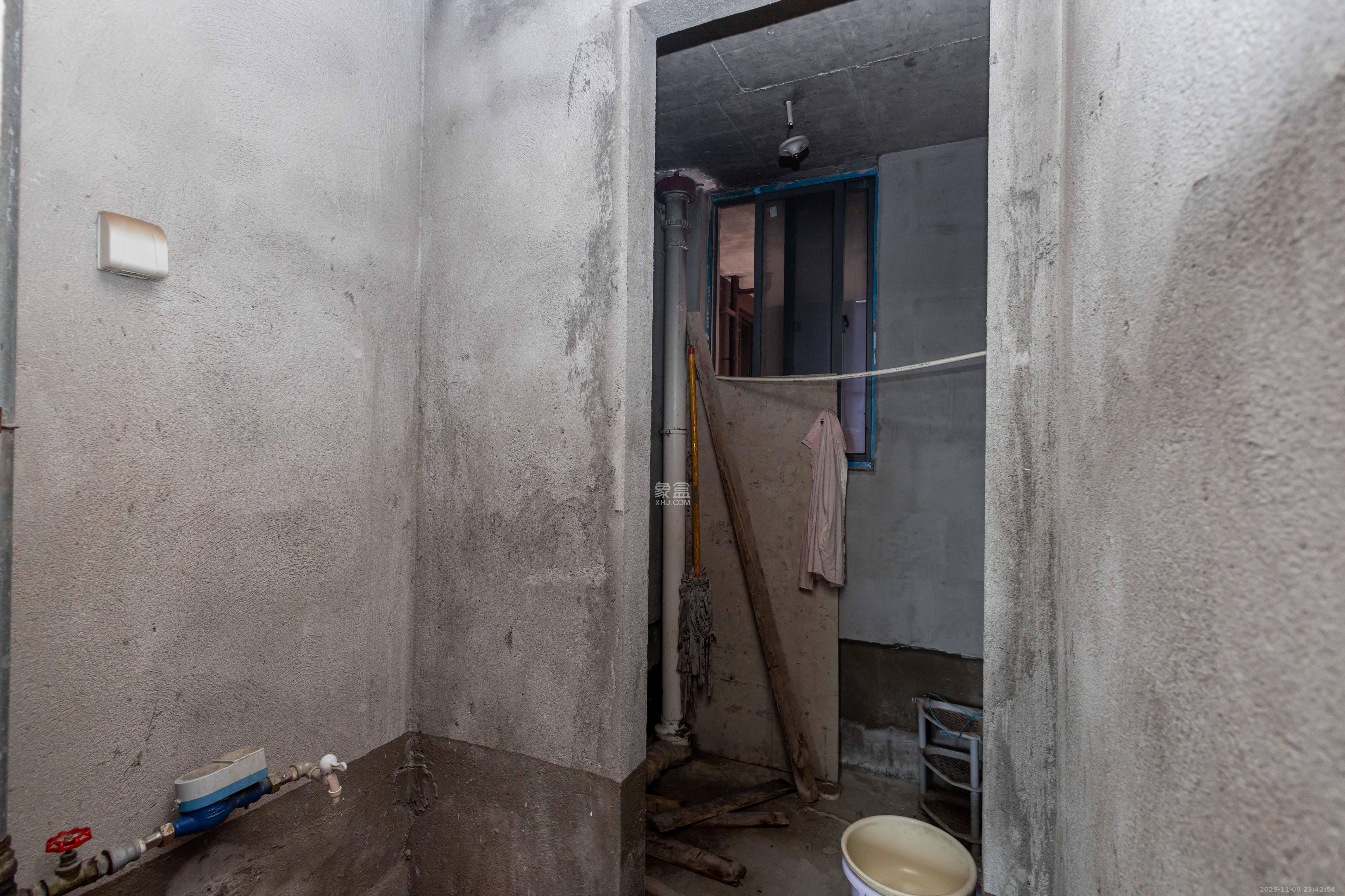 海德公园  4室2厅1卫    56.8万卫生间