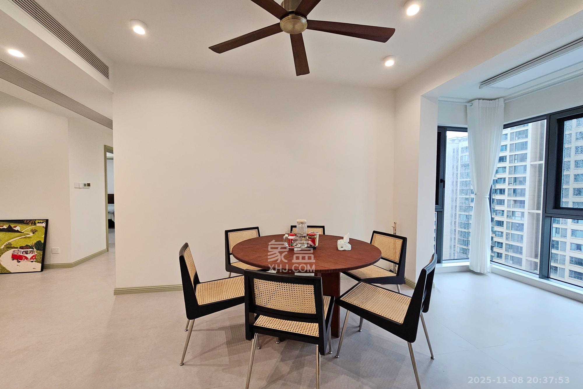 长房东旭国际 4室2厅2卫 198.0万 长房东旭国际 4室2厅2卫 198.0万客厅