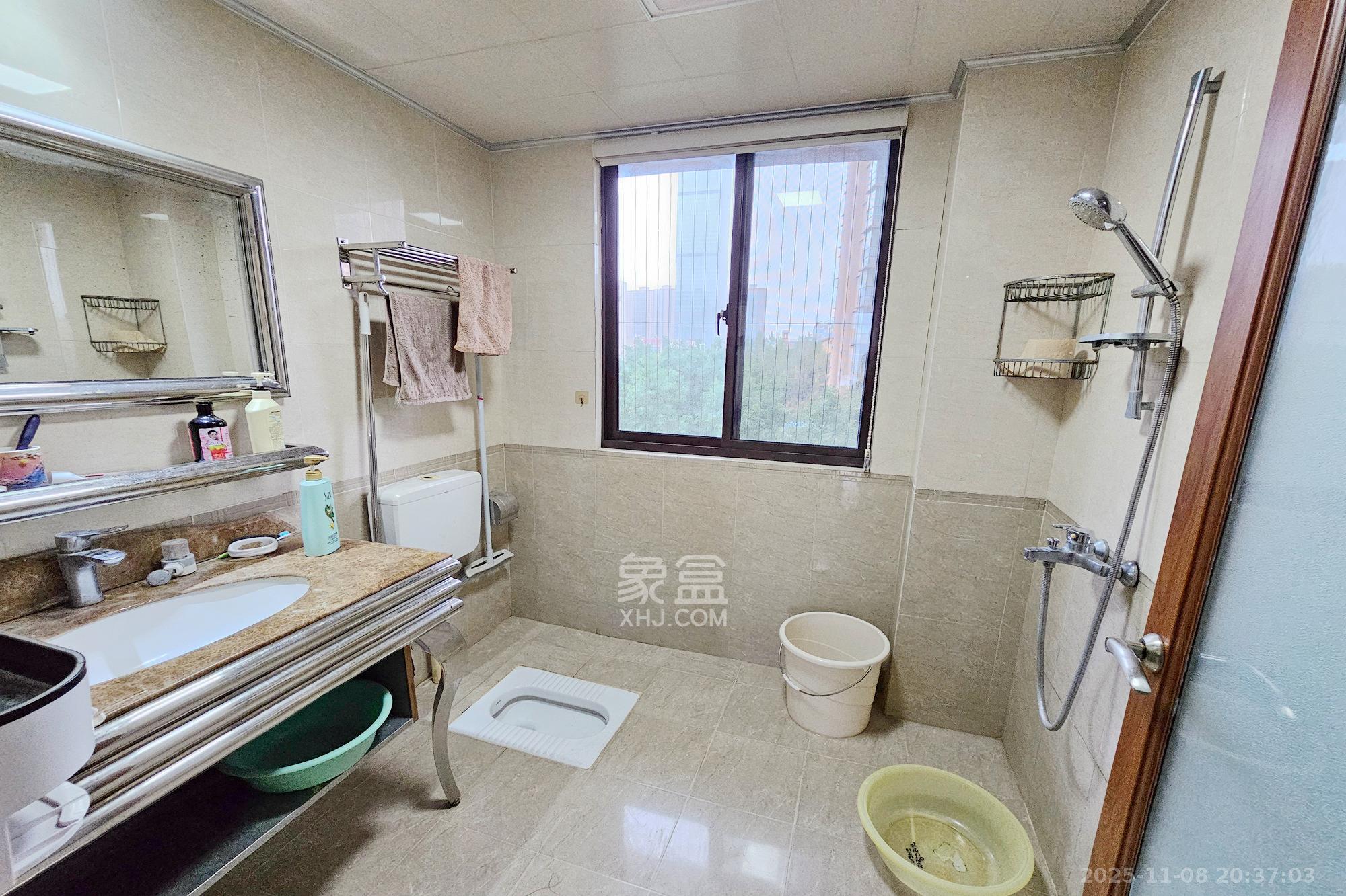 融科檀香山（融科紫檀、香山国际）  4室2厅2卫    188.0万卫生间