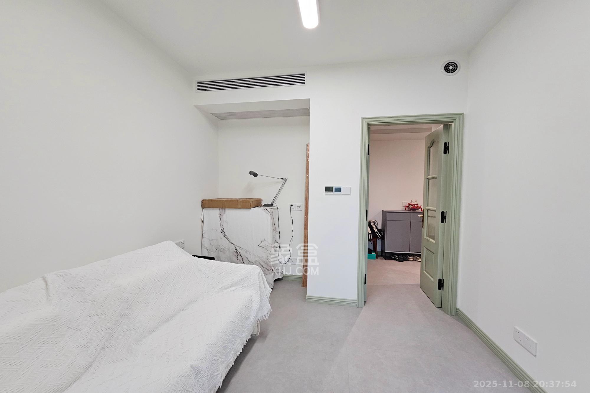 长房东旭国际  4室2厅2卫    198.0万卧室